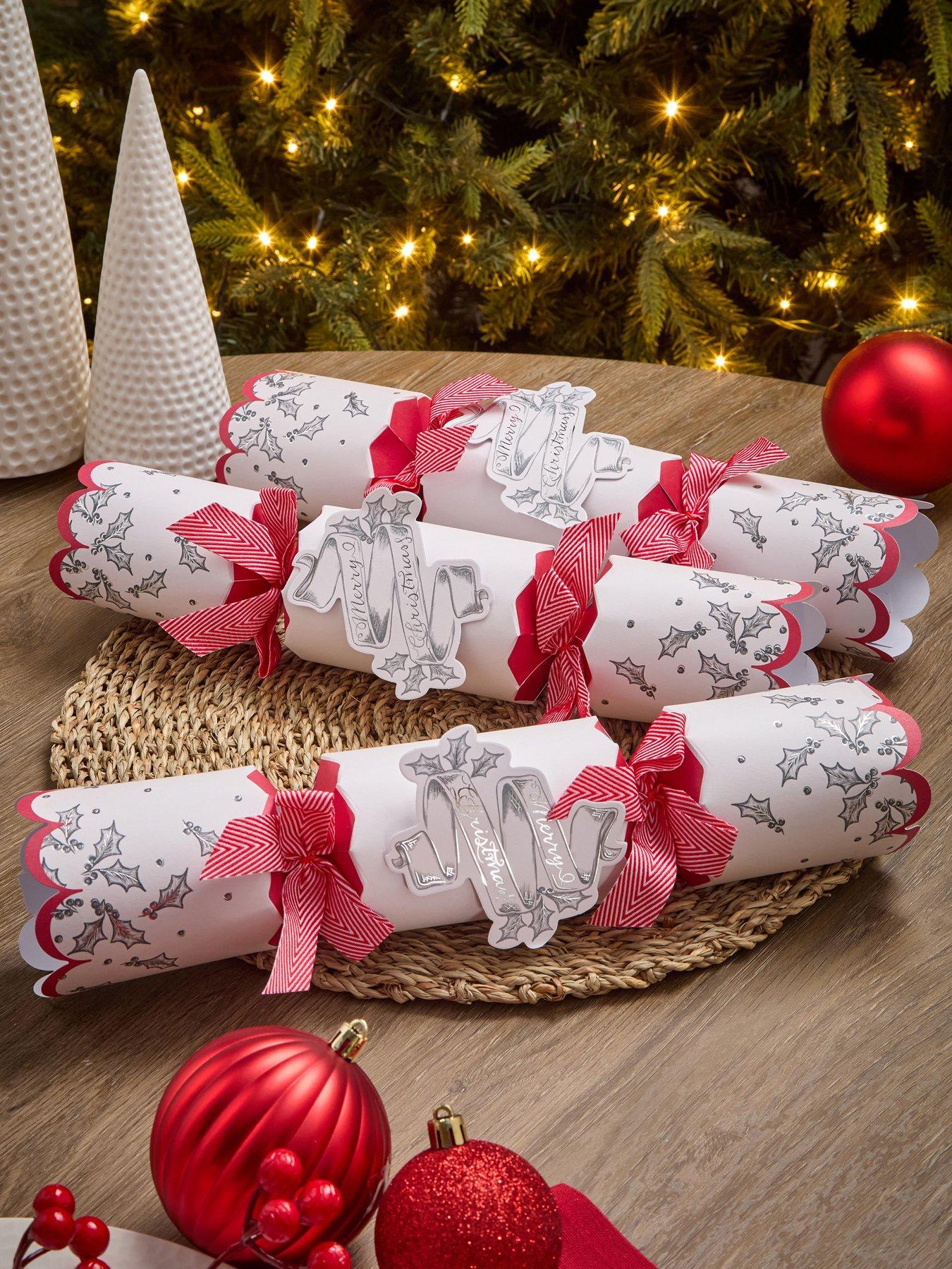 Festive Tom Smith Pack of 6 Heritage Santa Christmas Crackers