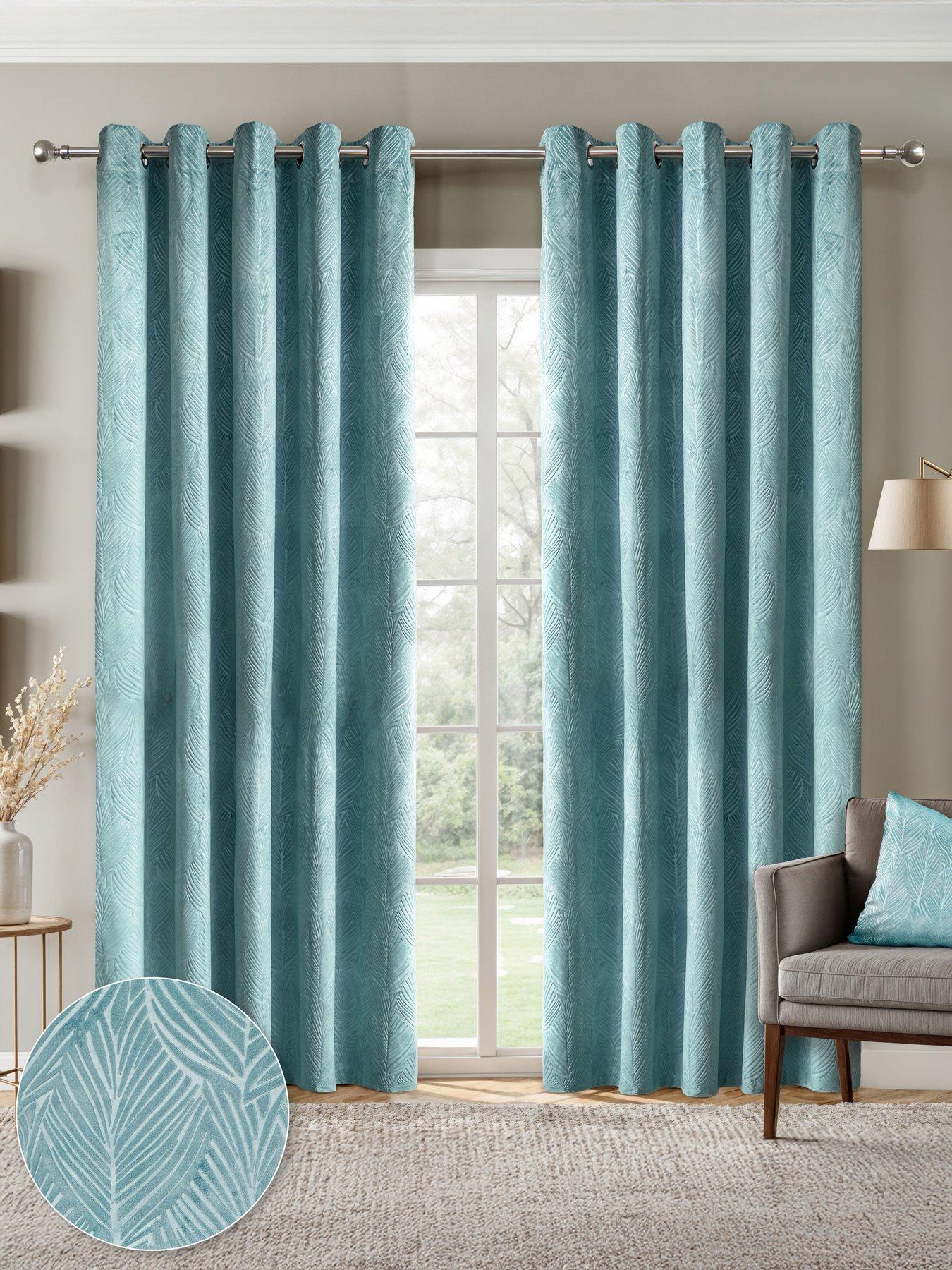 Leaf Velvet Eyelets 66x72 Blackout