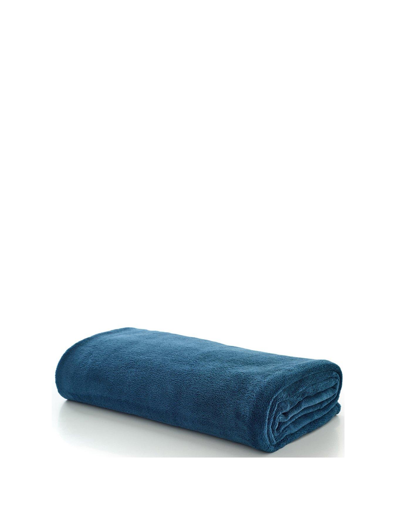 Image 2 of 2 of Deyongs Snuggle Touch Throw Festive 140x180cm