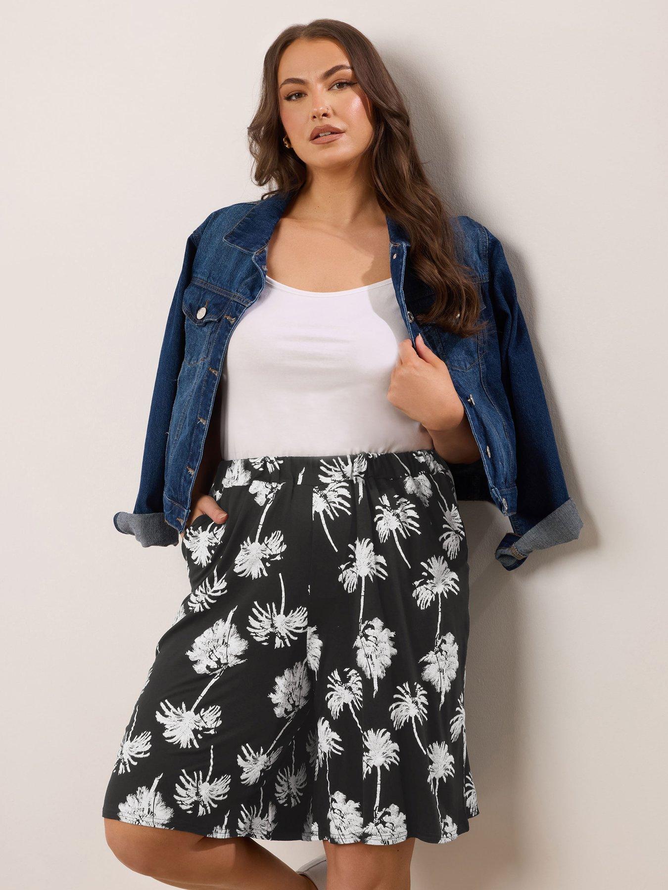 Image 1 of 4 of Yours Curve Palm Print Short - Black