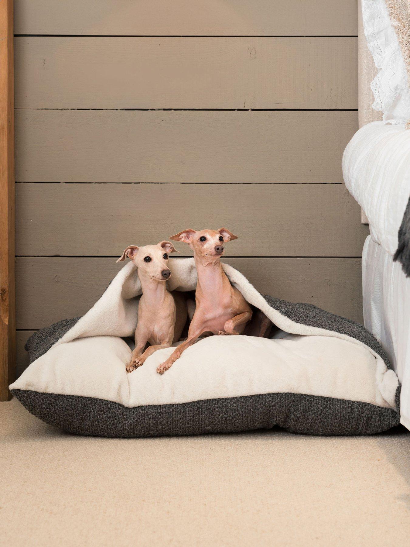 lords-and-labradors-boucle-sleepy-burrows-bed-granite