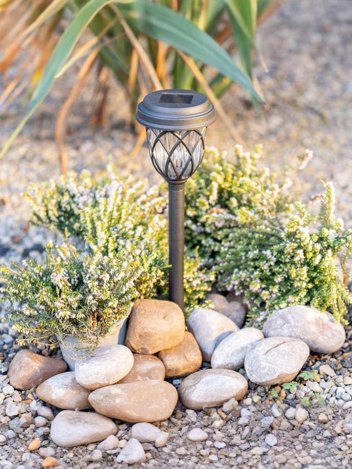 valuelights-black-diamond-solar-powered-stake-lights-set-of-6