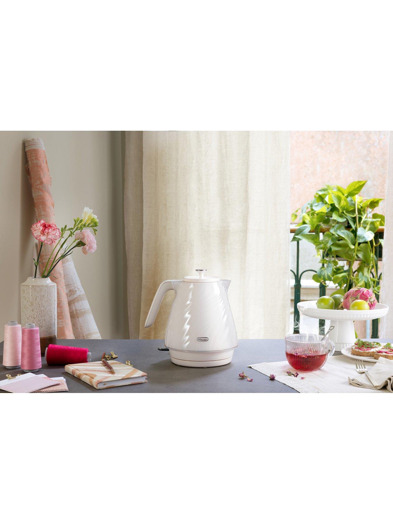  image of delonghi-ballerina-seta-kettle-cream