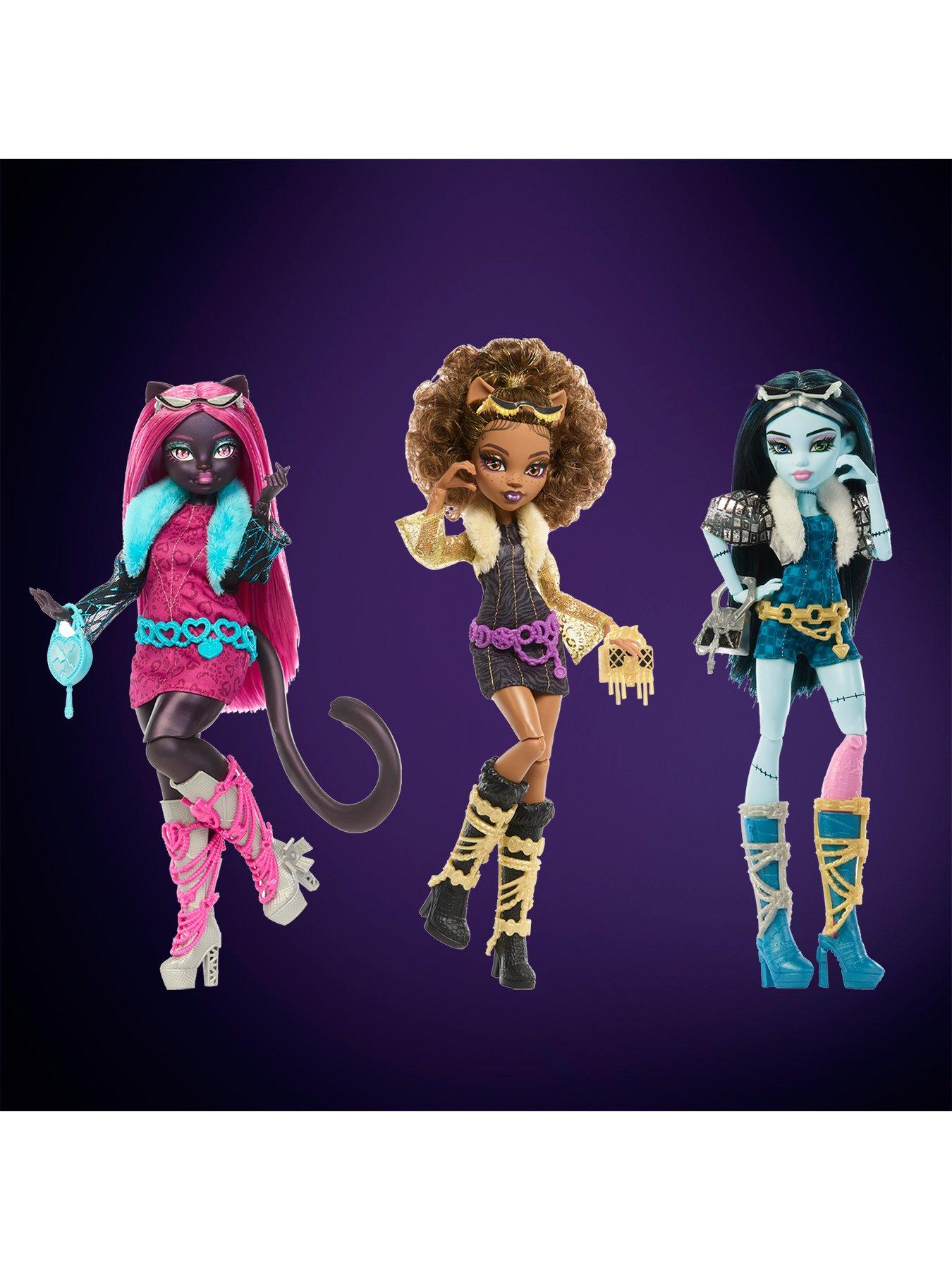 Image 6 of 7 of Monster High Skulltimate Secrets Hauntlywood Mysteries Doll, Clawdeen Wolf with 19+ Surprises