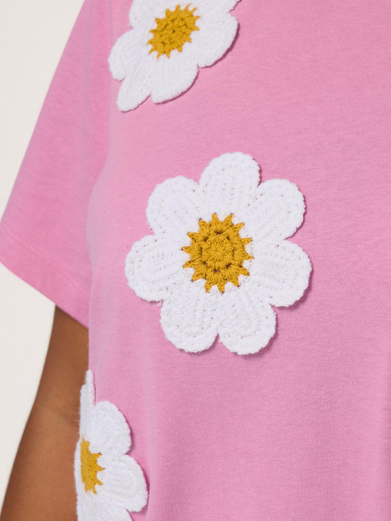 Image 4 of 5 of Yours Curve Applique Daisy T-Shirt - Pink