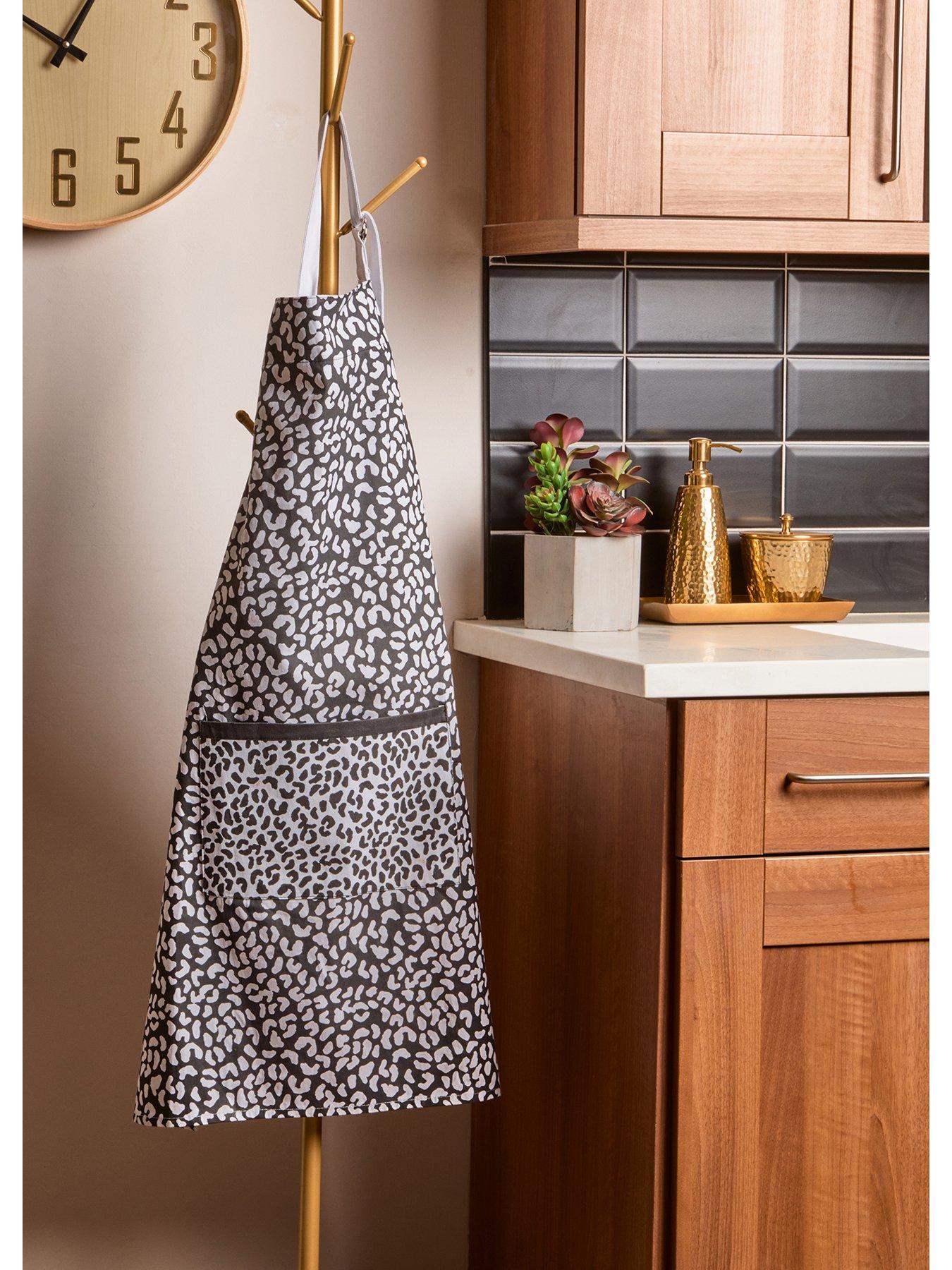 undefined London Leo Apron