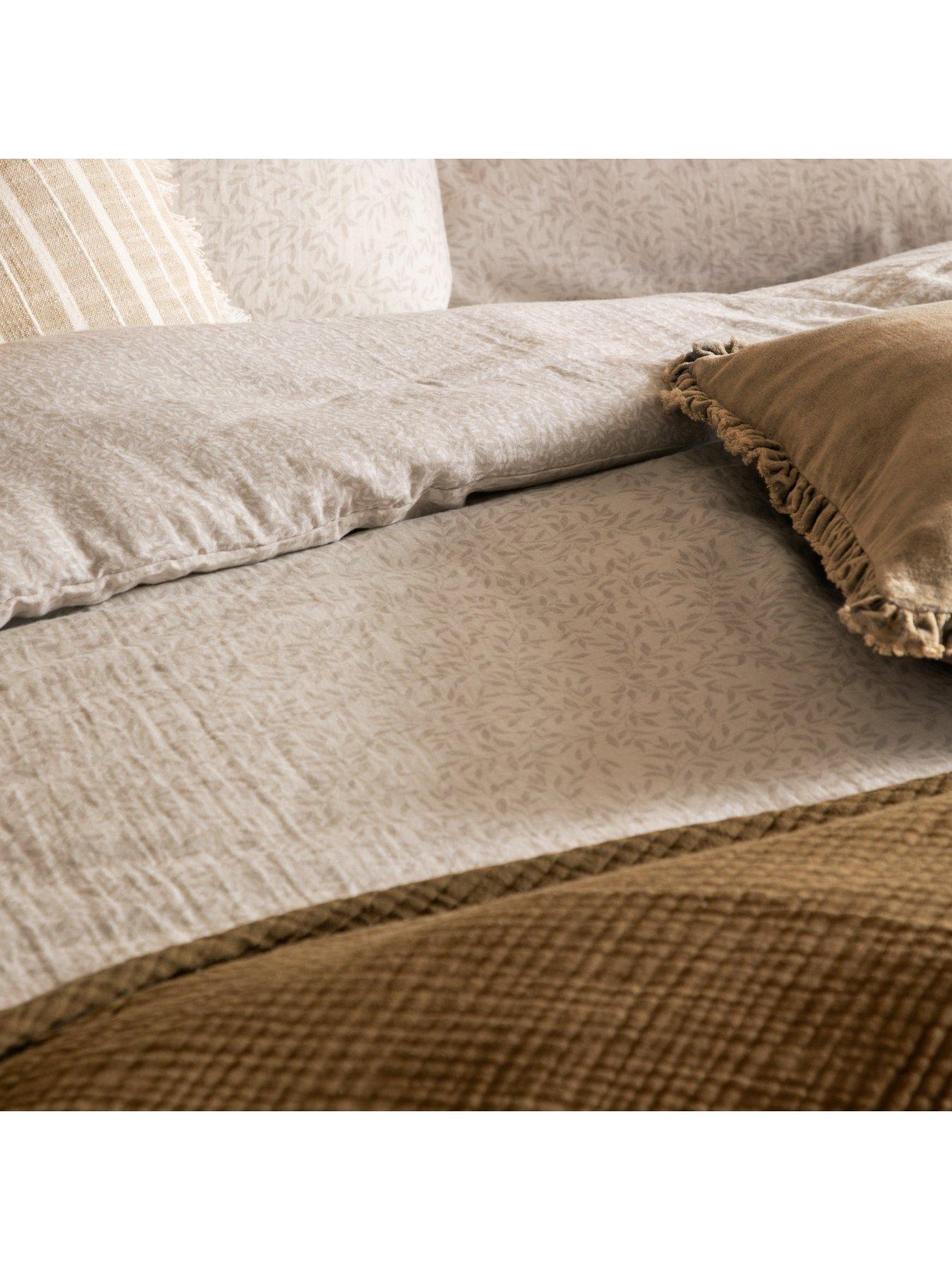 Image 4 of 6 of Yard Perrieleaf Duvet Set Natural