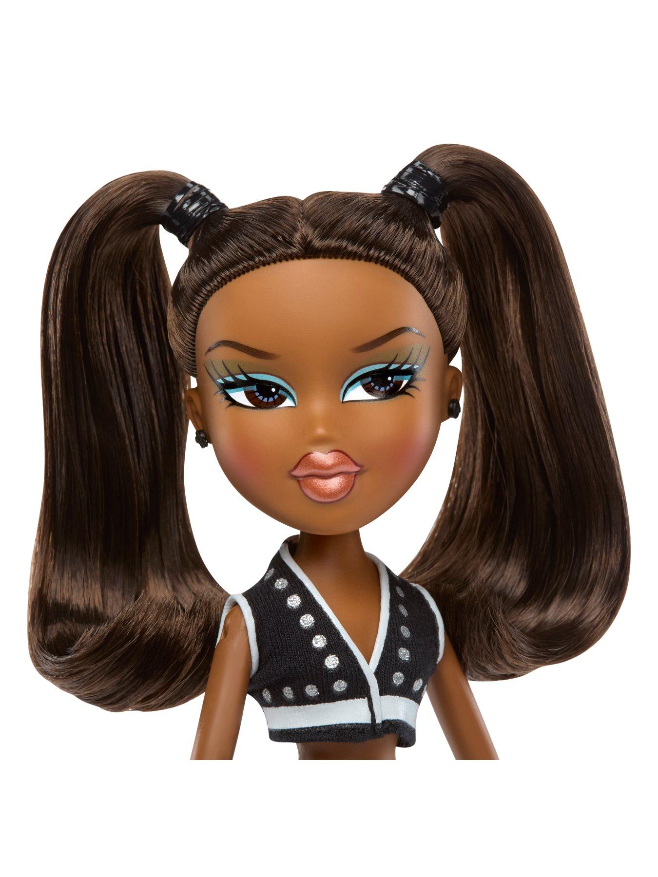 Image 3 of 7 of Bratz Play Sportz Doll - Sasha (Cheerleading)