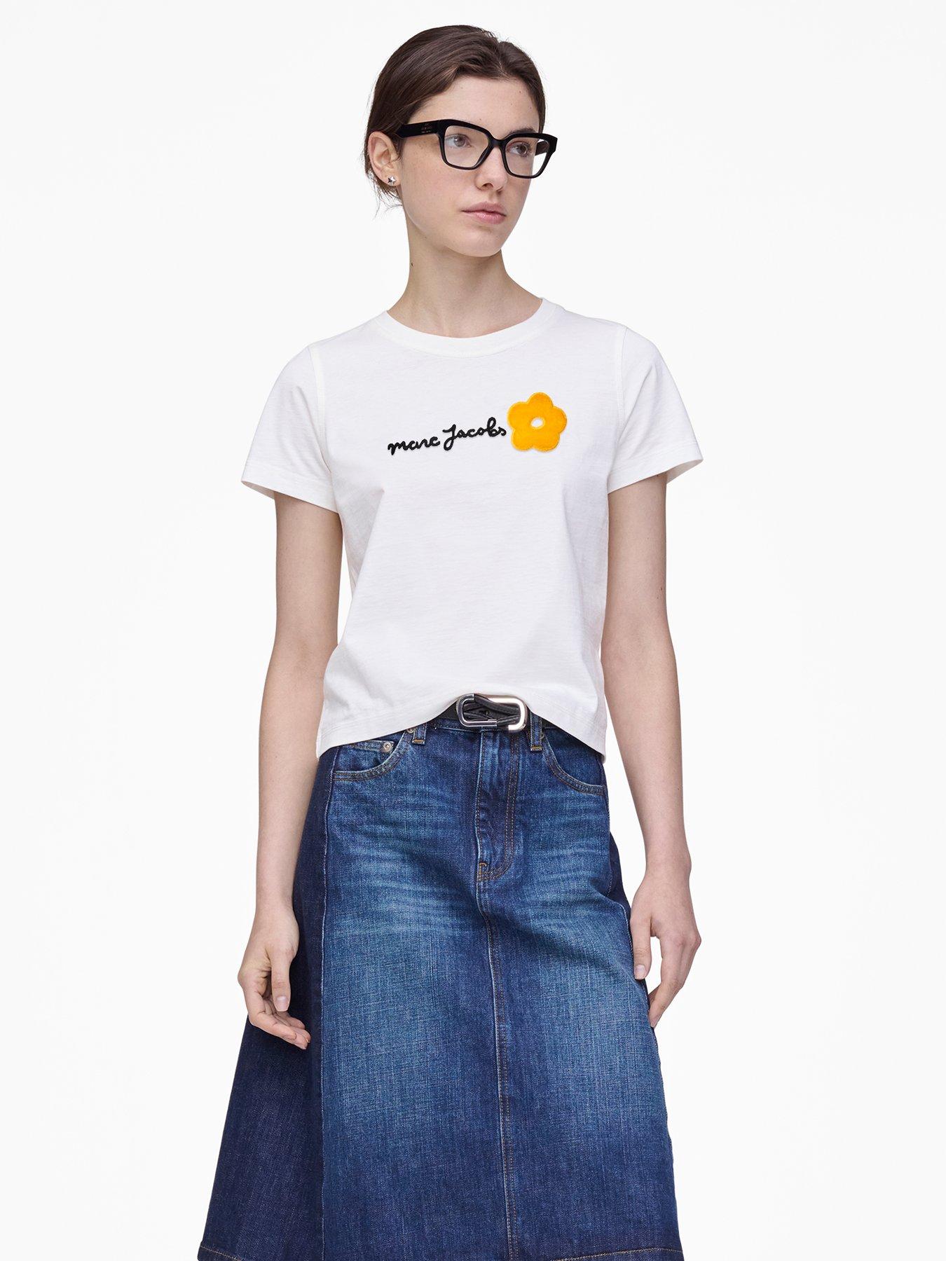 front image of marc-jacobs-daisy-logo-slim-t-shirt-white