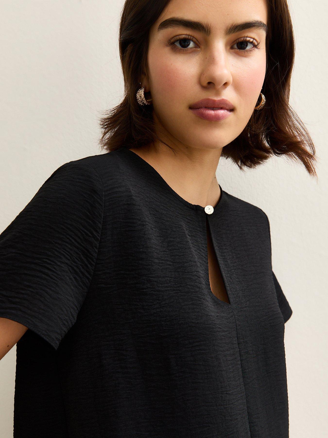Image 4 of 5 of New Look Black Keyhole Front Short Sleeve Top