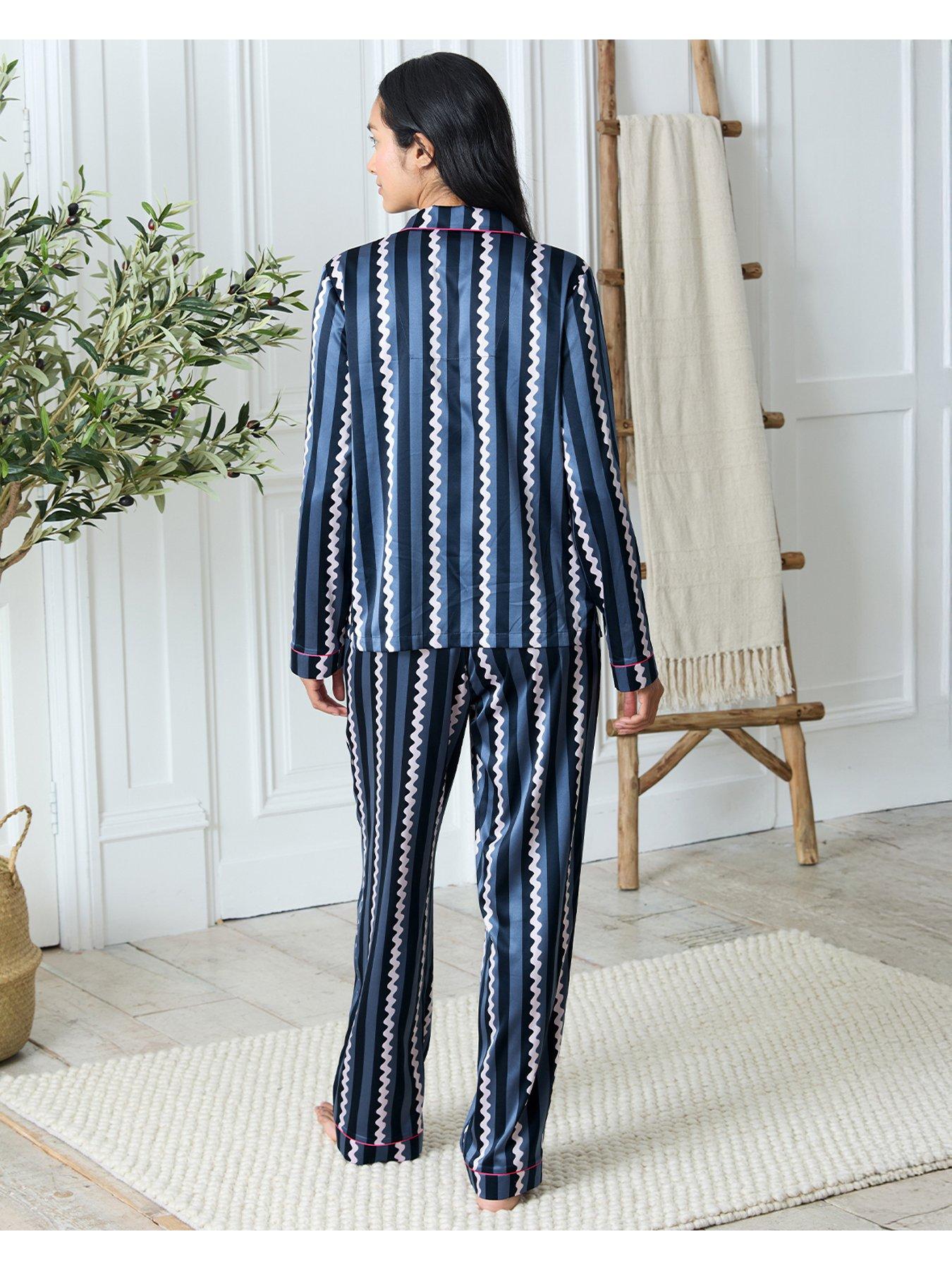 Image 3 of 5 of CHELSEA PEERS Classic Long Button Up Set With Star Pockets - Navy