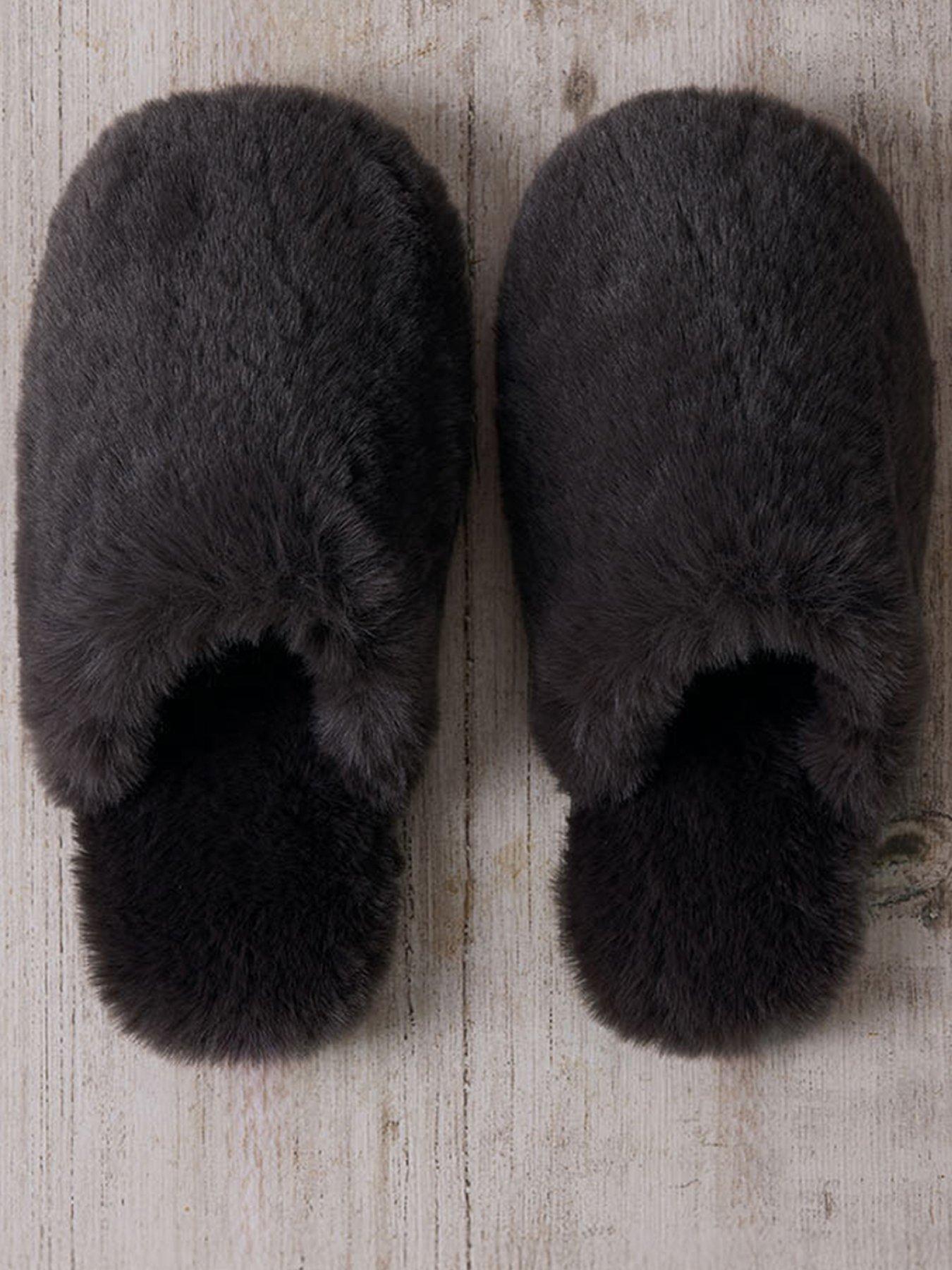 CHELSEA PEERS Womens Faux Fur Closed Toe Slippers - Brown