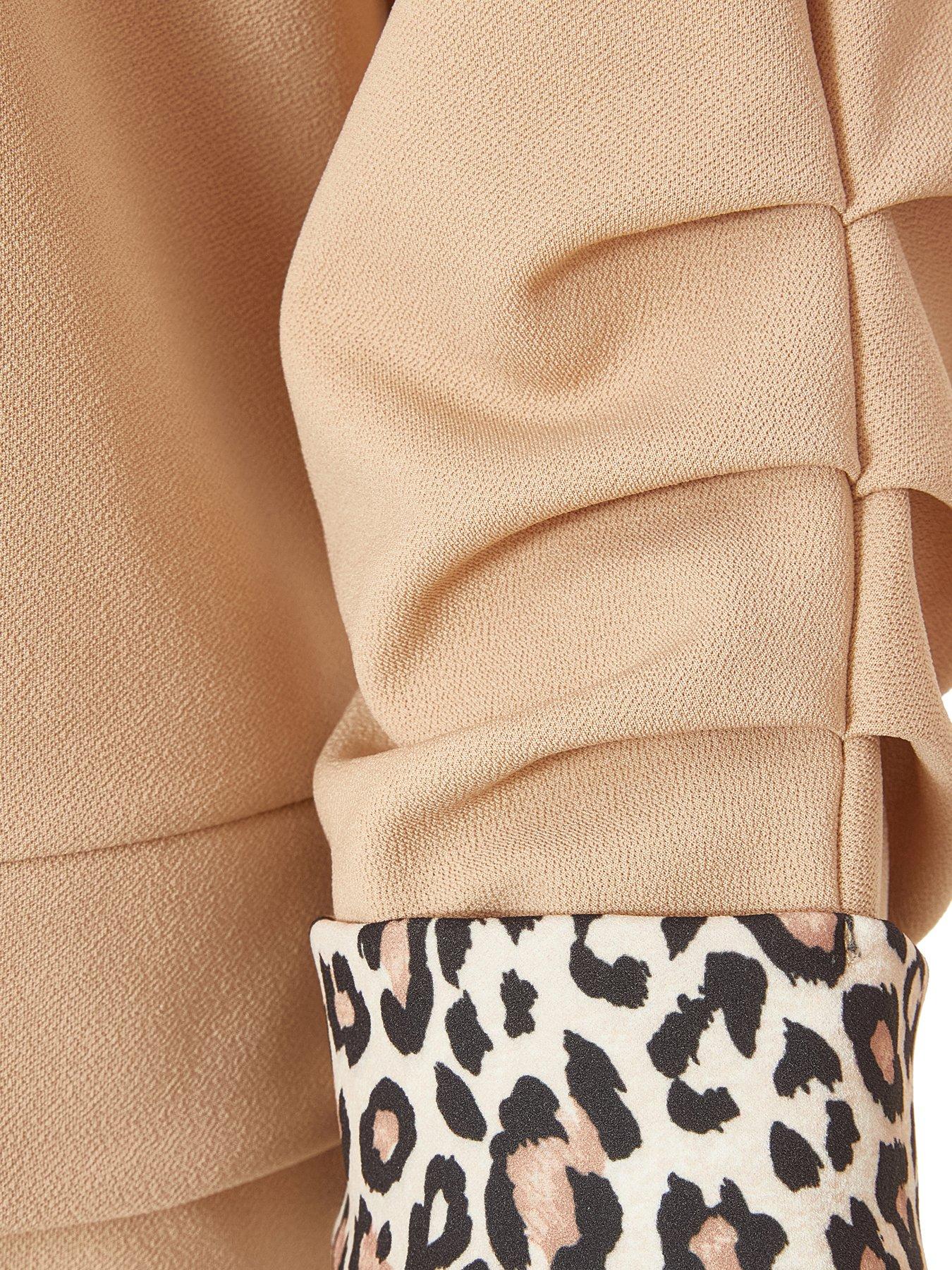 Image 6 of 6 of Quiz Stone Ruched Sleeve Blazer