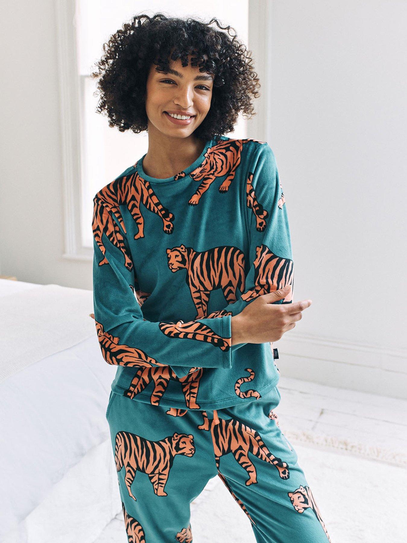  image of chelsea-peers-classic-long-sleeve-crew-neck-set-in-lightweight-fleece-teal