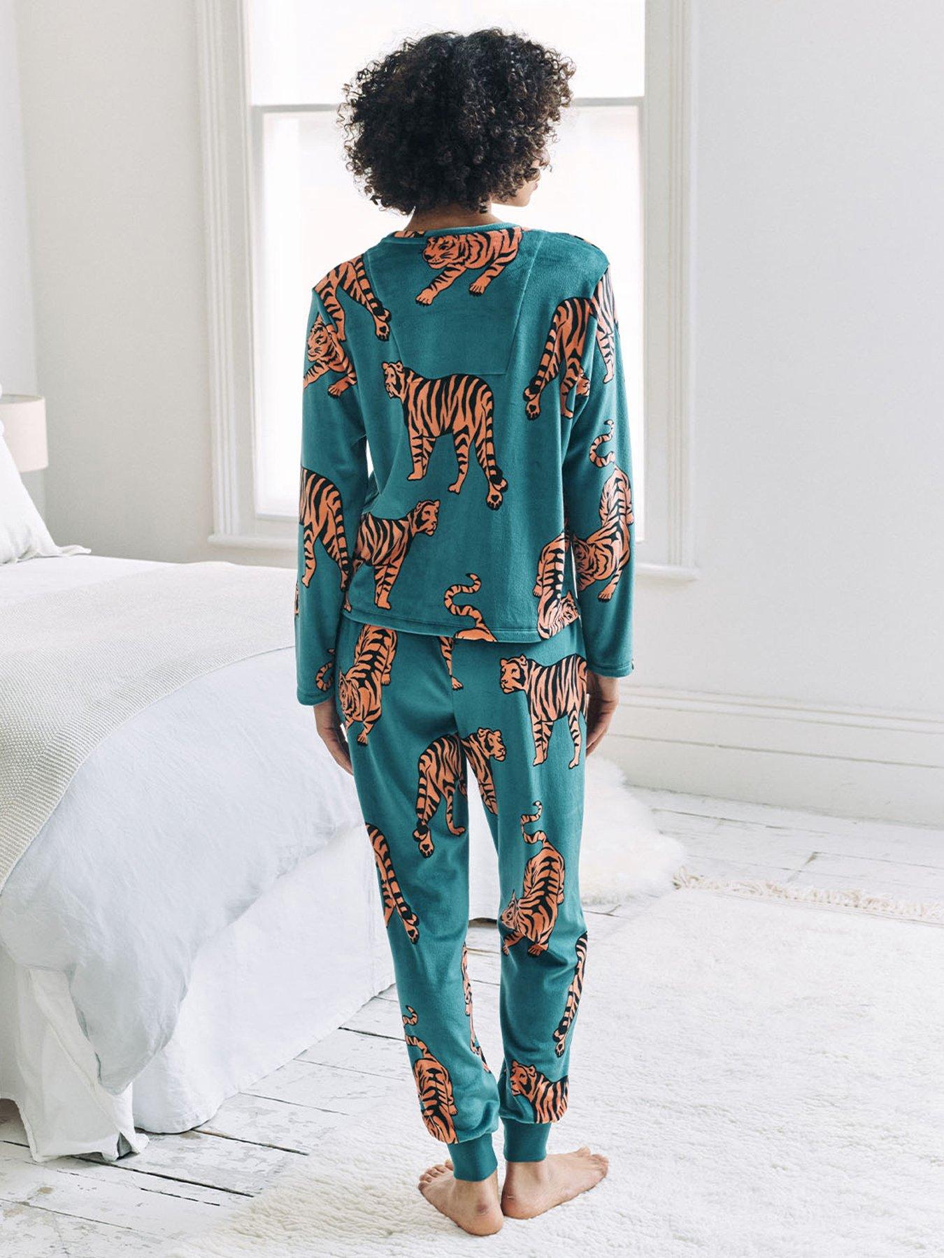  image of chelsea-peers-classic-long-sleeve-crew-neck-set-in-lightweight-fleece-teal