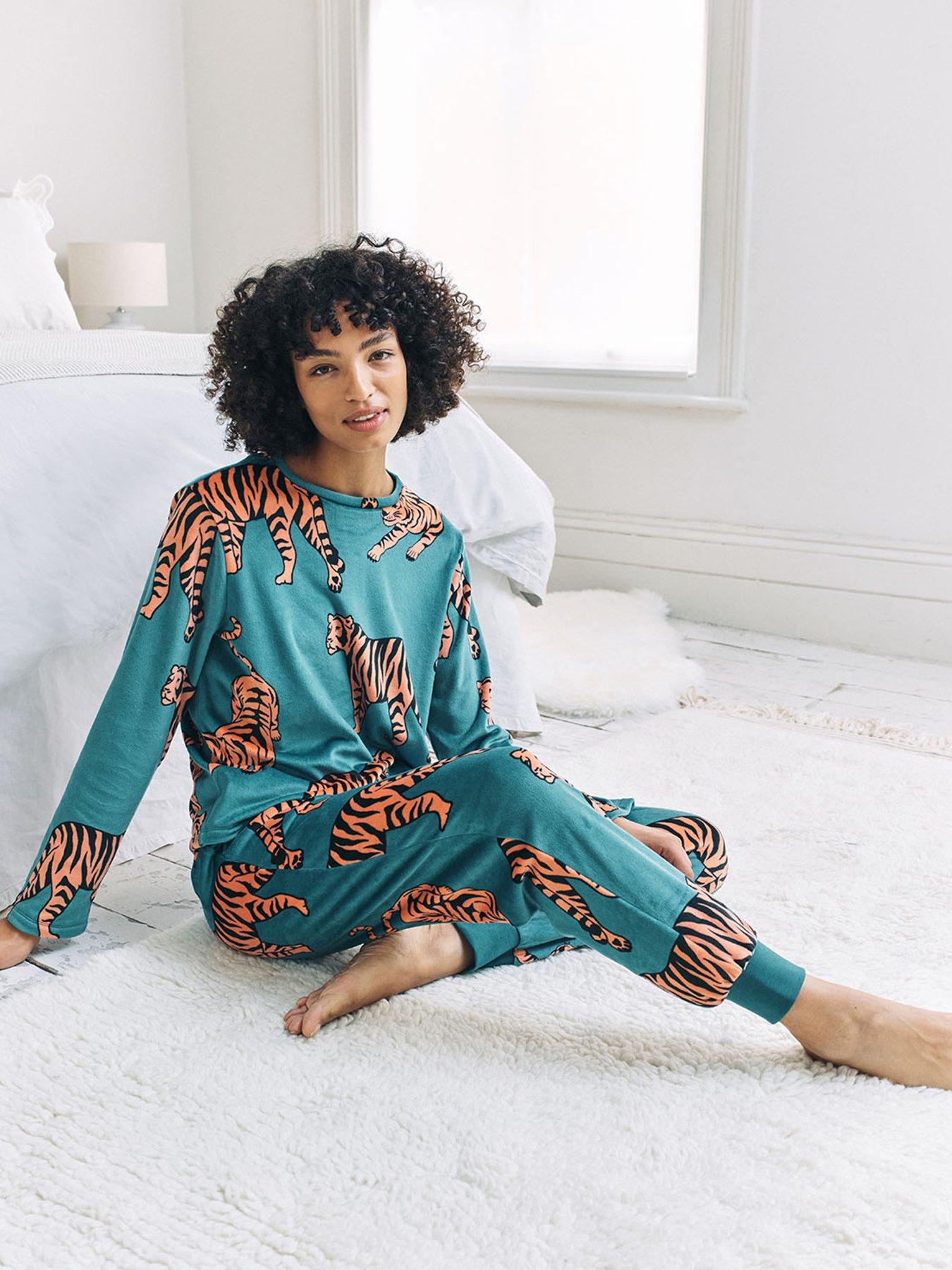  image of chelsea-peers-classic-long-sleeve-crew-neck-set-in-lightweight-fleece-teal