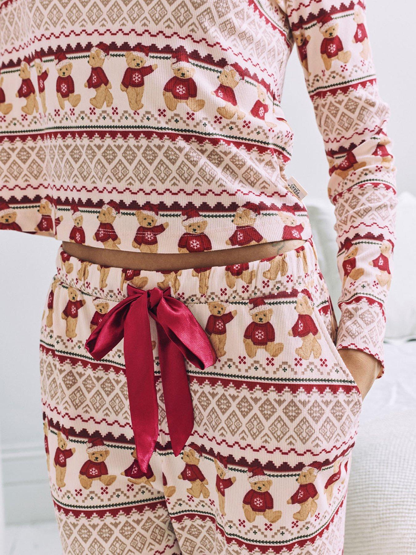  image of chelsea-peers-ladies-christmas-long-sleeve-pyjama-set-with-straight-leg-bottoms-white