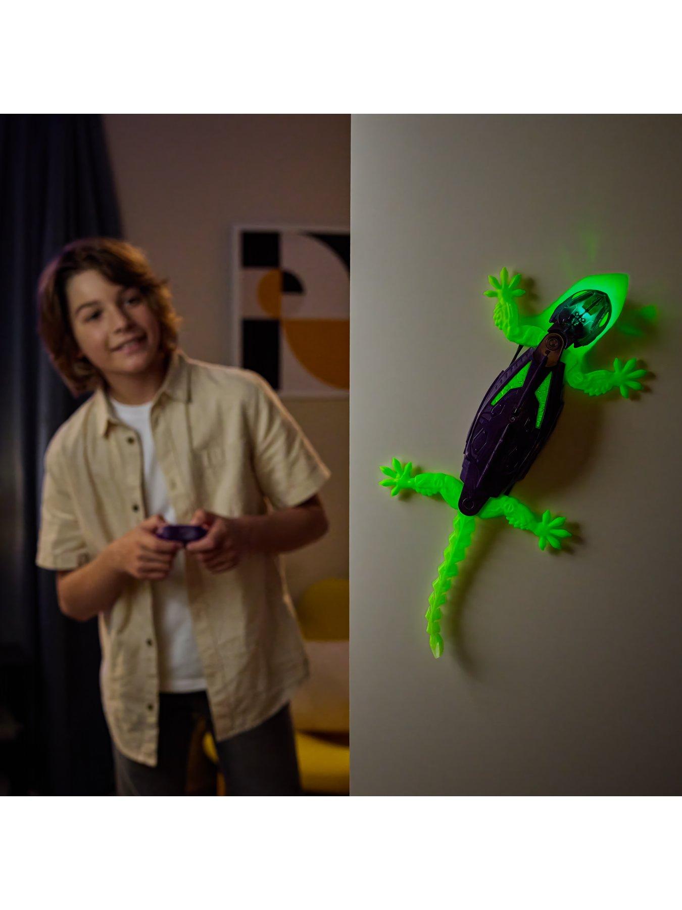 Image 7 of 7 of Hex Bots GLOW IN THE DARK - Wall Crawler Gecko