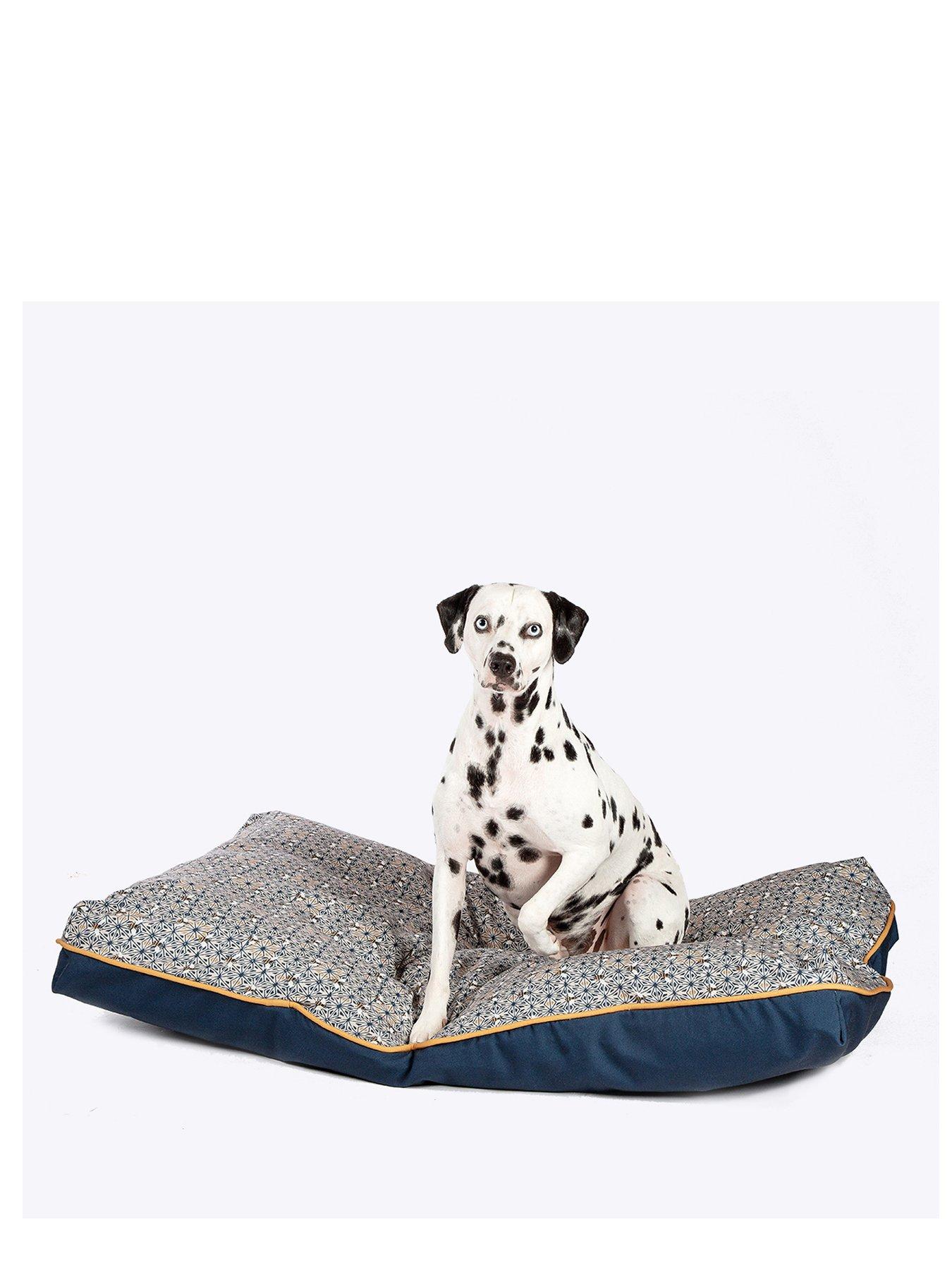 fatface-geo-bees-deluxe-dog-mattress