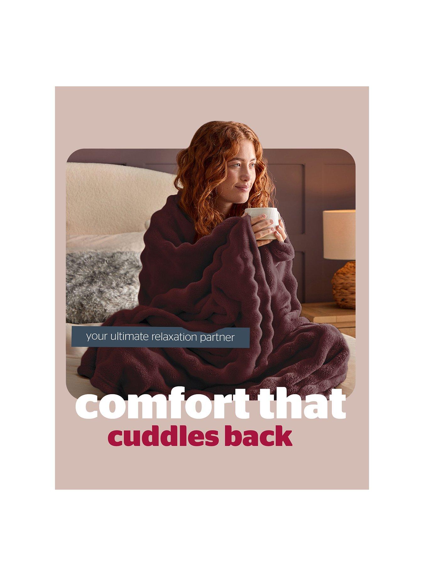 Image 2 of 7 of Silentnight Bubble Fleece Giant Blanket - Berry