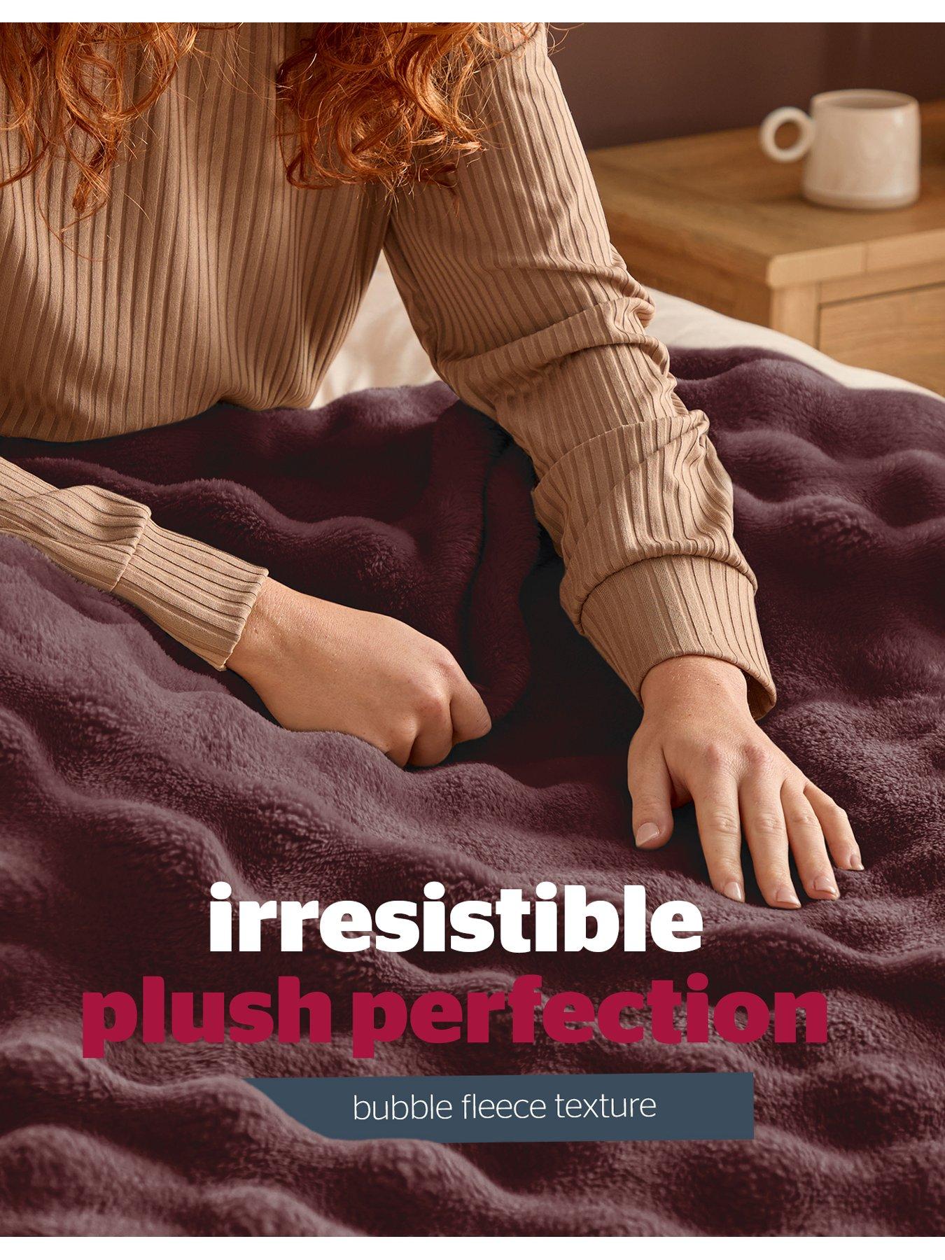 Image 3 of 7 of Silentnight Bubble Fleece Giant Blanket - Berry