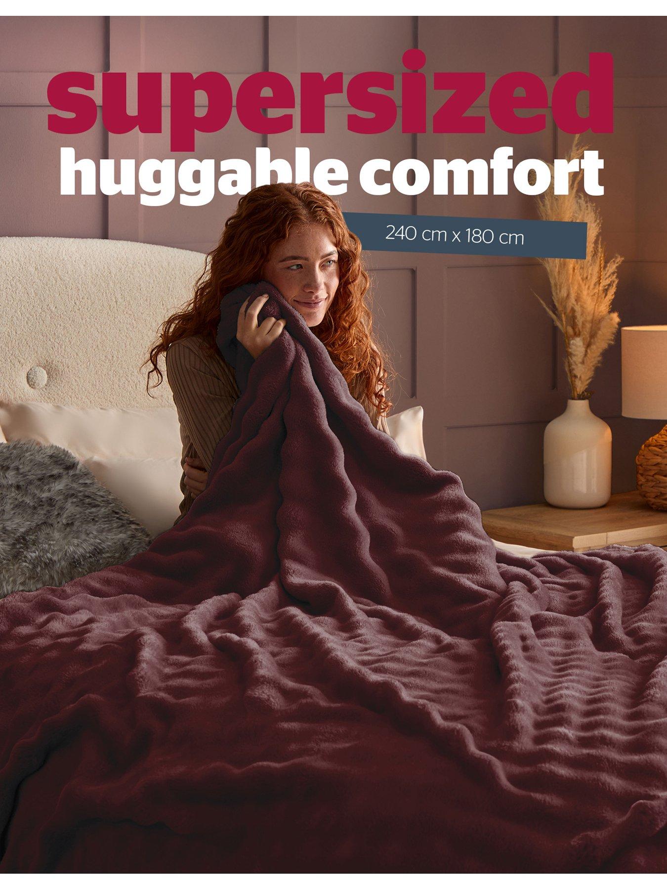 Image 6 of 7 of Silentnight Bubble Fleece Giant Blanket - Berry