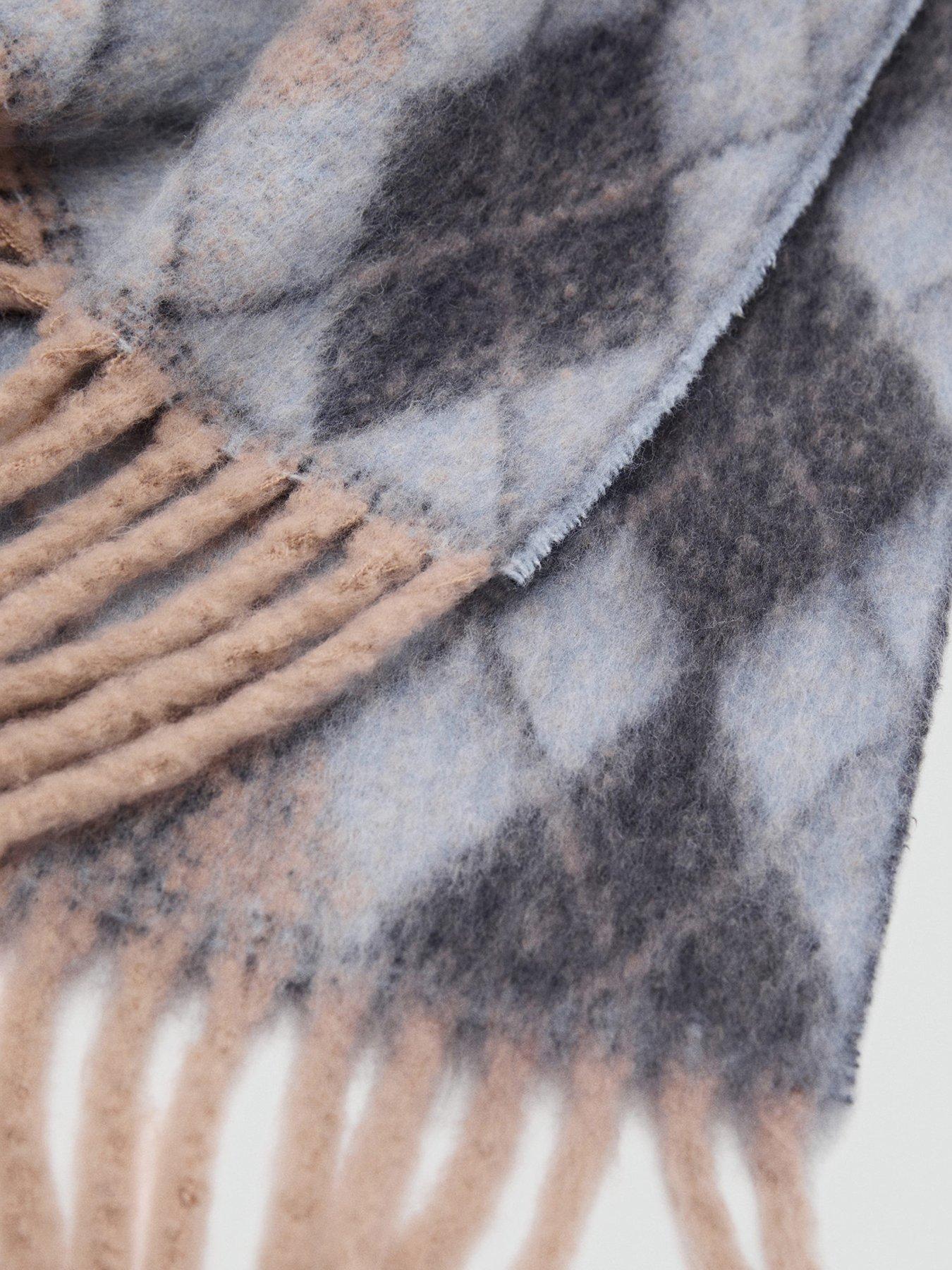 back image of mango-diamond-pattern-scarf-with-fringes-blue