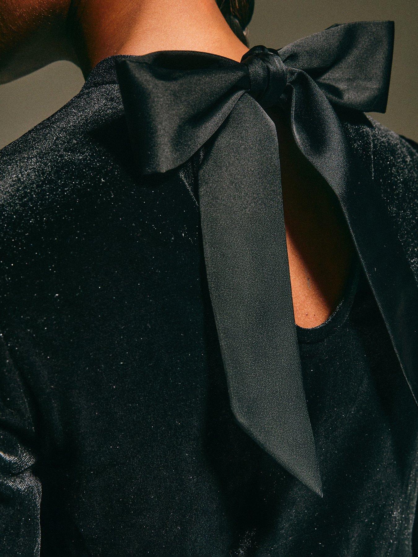 Image 5 of 6 of New Look Velvet Long Sleeve Mini Dress - Black