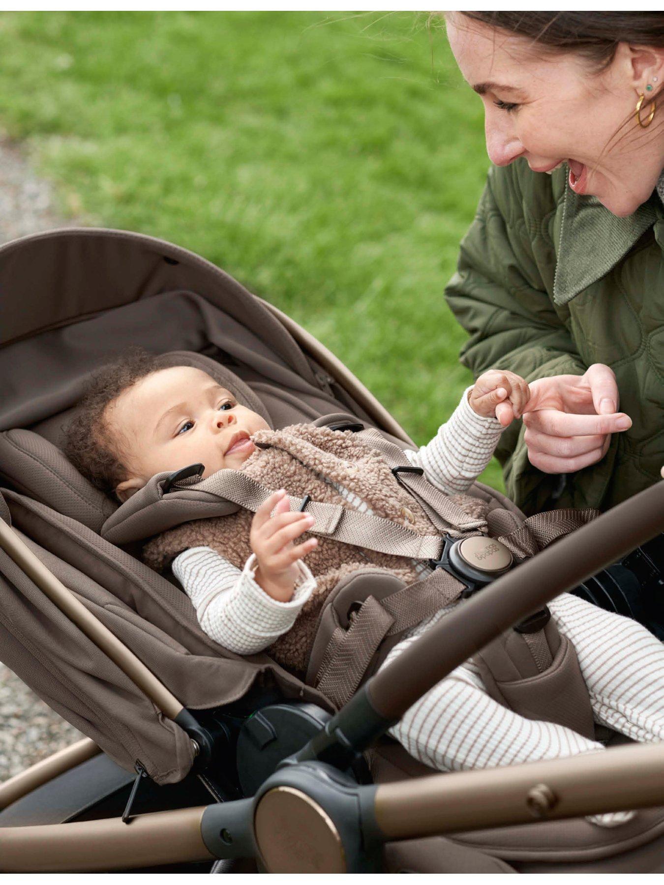 Image 3 of 7 of Mamas & Papas Complete Kit - Ocarro&sup2; Crema (Inc Pushchair, Carrycot, Adaptors, Soft Toy, Blanket Cupholder, Bag, Footmuff, Cloud T &amp; Isofix Base)