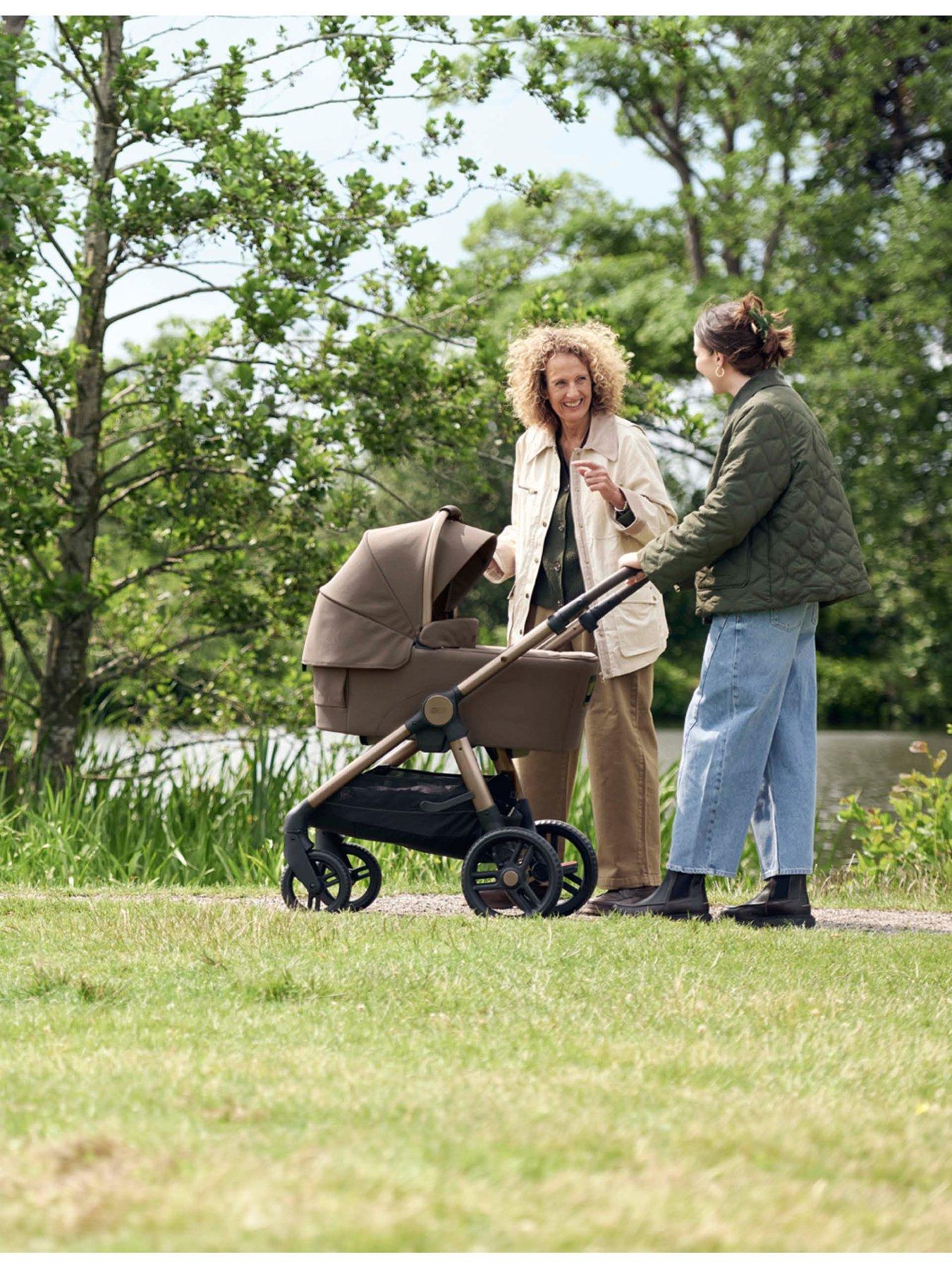 Image 4 of 7 of Mamas & Papas Complete Kit - Ocarro&sup2; Crema (Inc Pushchair, Carrycot, Adaptors, Soft Toy, Blanket Cupholder, Bag, Footmuff, Cloud T &amp; Isofix Base)