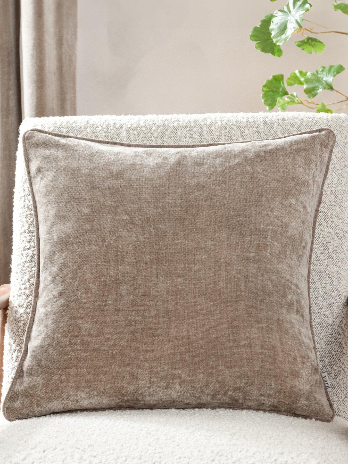 yard-heavy-chenille-50x50-polyester-cushion