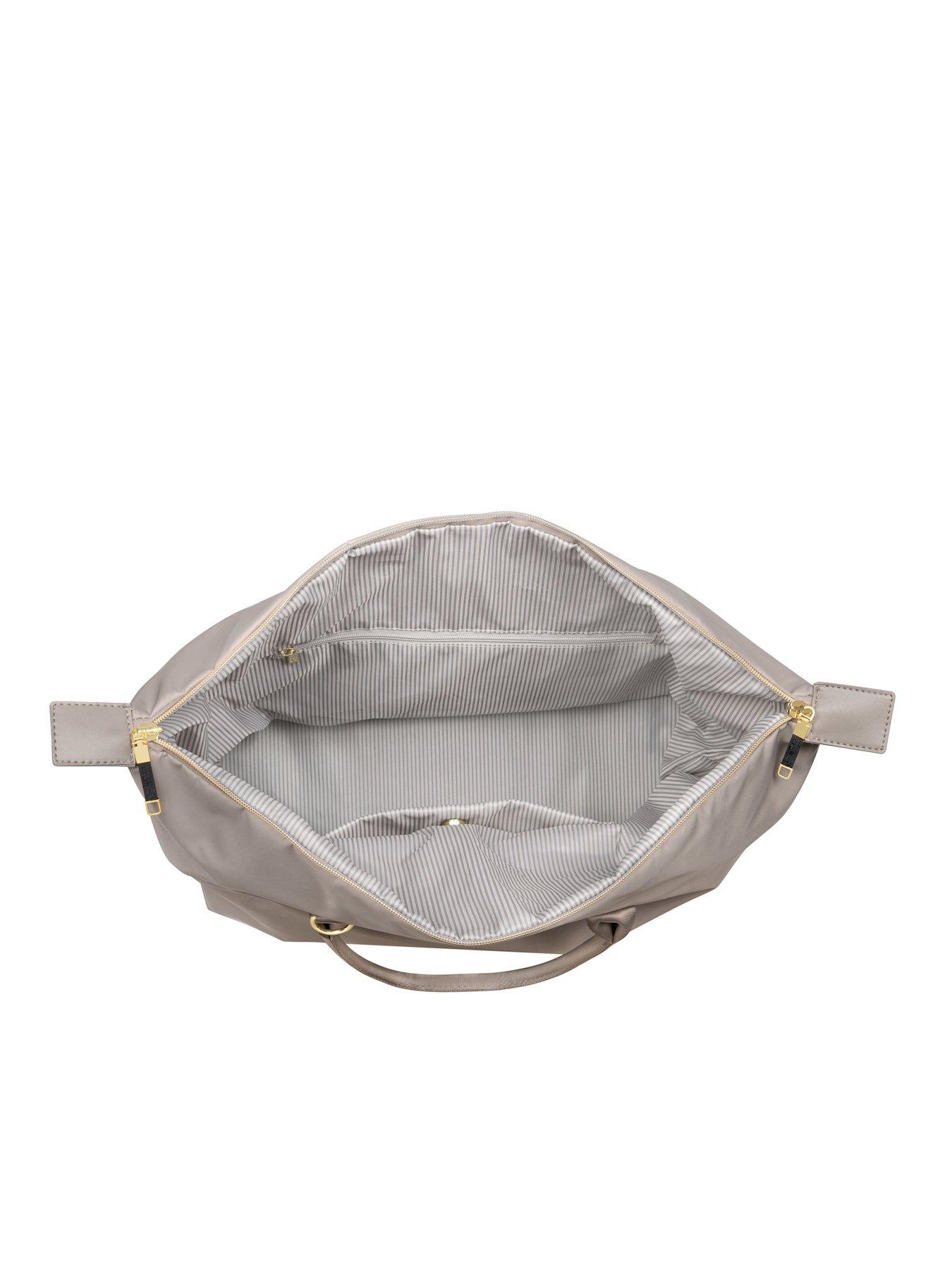 Image 7 of 7 of it Luggage Charmer Simply Taupe Holdall