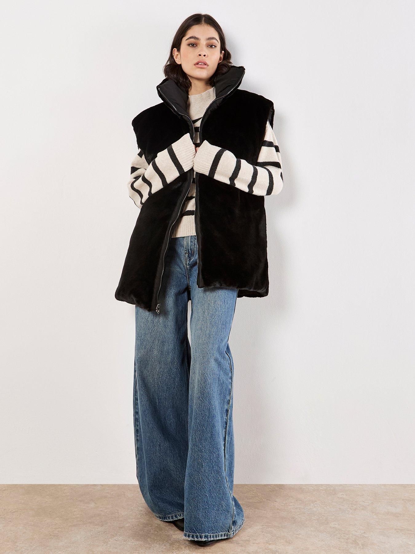 Image 3 of 7 of Apricot Reversible Oversized Puffer Jack - Black