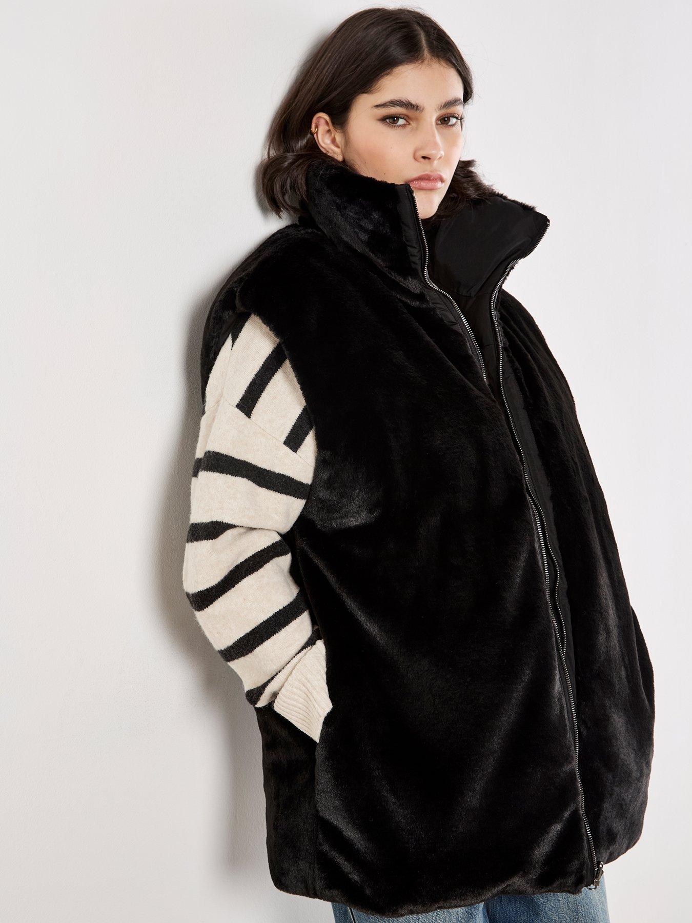 Image 5 of 7 of Apricot Reversible Oversized Puffer Jack - Black