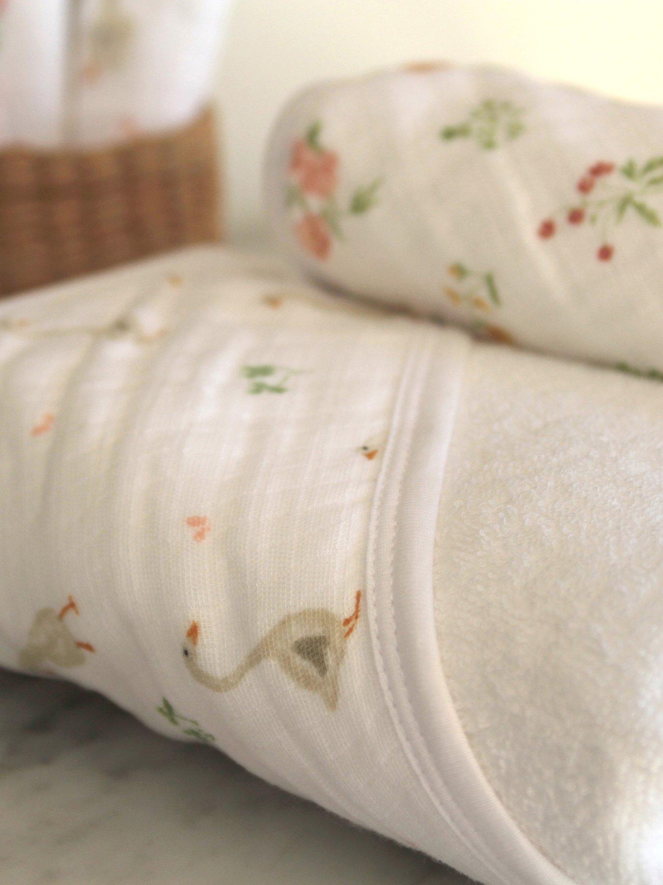 Image 4 of 4 of aden + anais Essentials 3-Pack Cotton Muslin Washcloth Set - Country Floral
