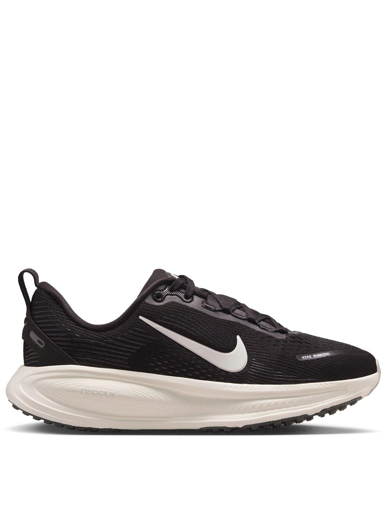 front image of nike-junior-vomero-18-trainers-black