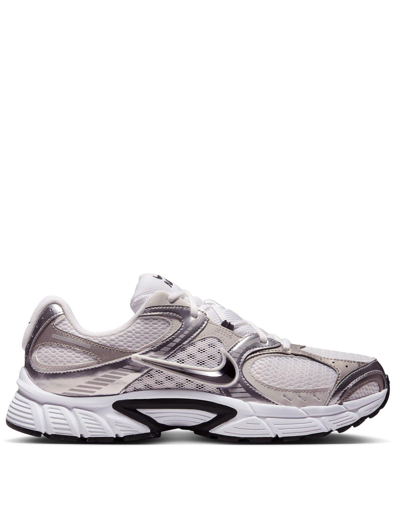 front image of nike-mens-v5-rnr-trainers-white