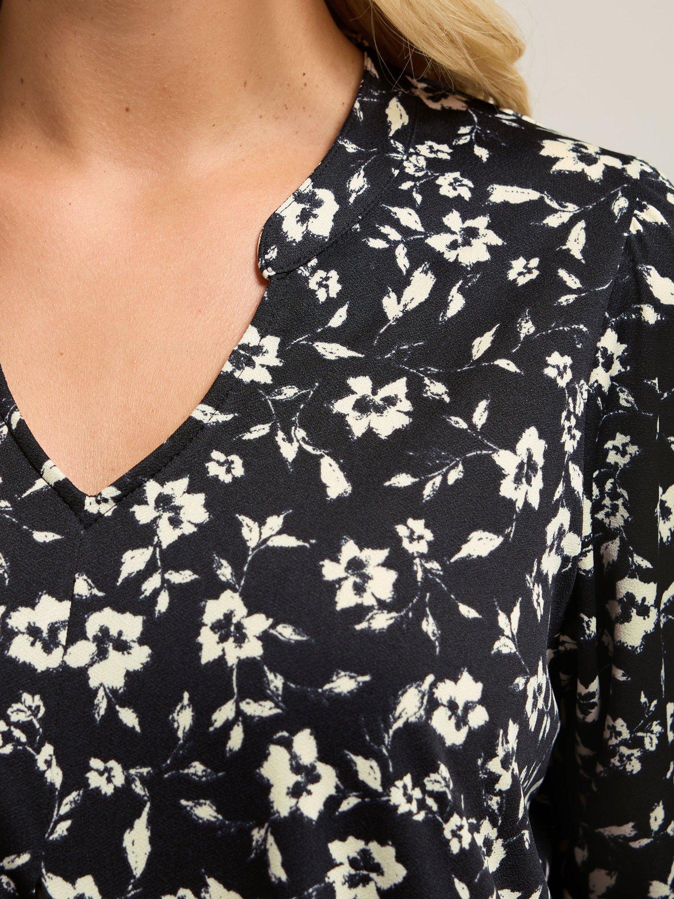 Image 4 of 4 of Yours Curve Notch Neck Pleat Front Top - Black