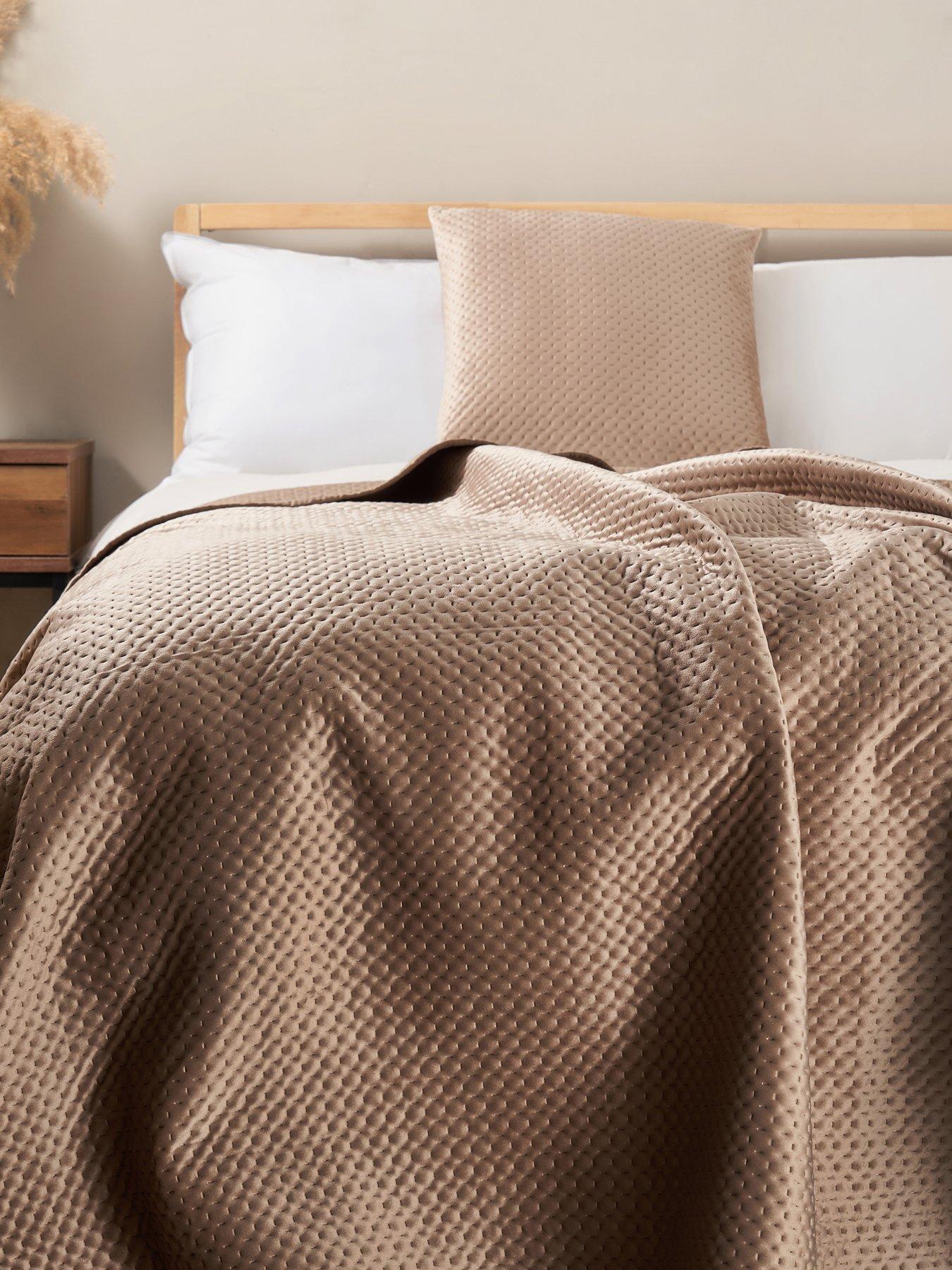 Image 1 of 4 of The Very Collection Liso Bedspread 165x240cm