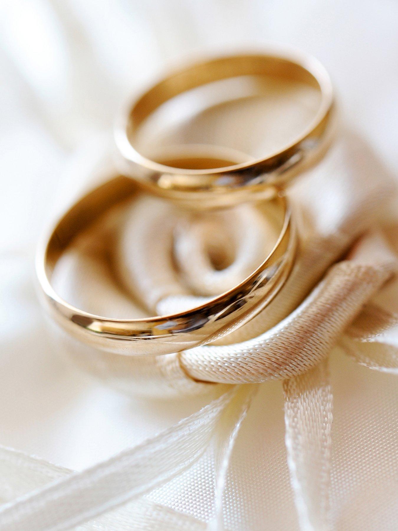 Image 4 of 5 of The Love Collection Classic 9ct Yellow Gold D-Shape Wedding Band Ring - 2mm