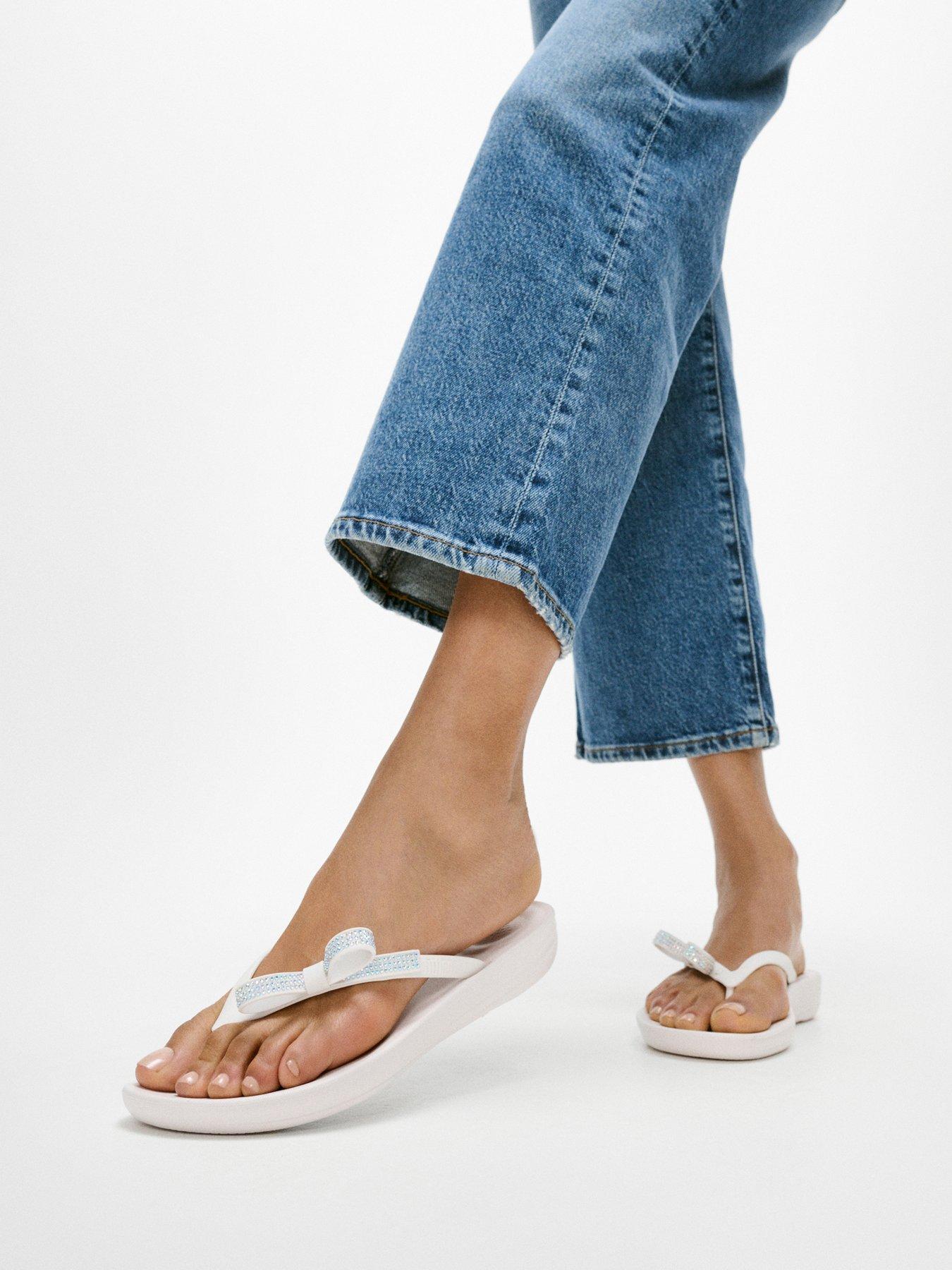 fitflop-iqushion-glitz-bow-flip-flops-urban-white