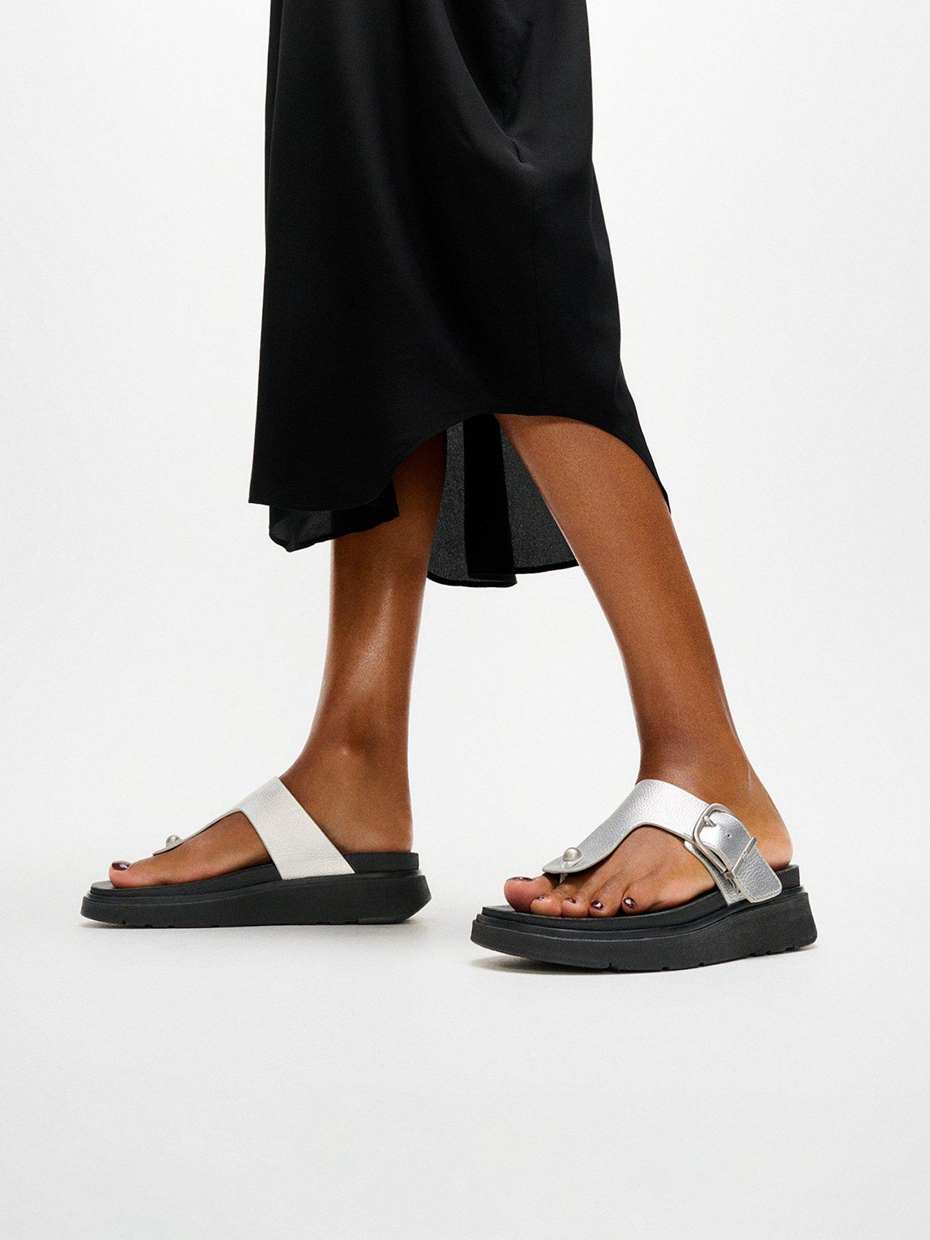FitFlop Gen-Ff Buckle Tumbled-Leather Toe-Post Sandals - Silver