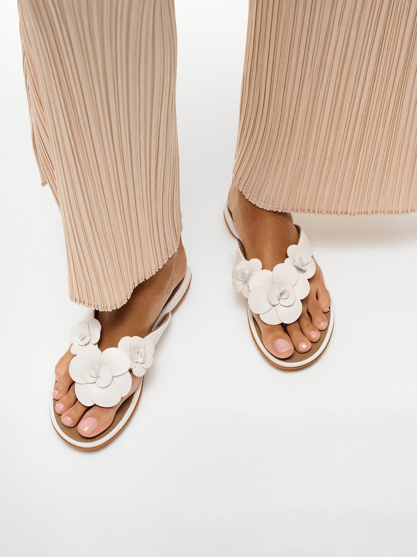 fitflop-gracie-flower-leather-flip-flops-urban-white