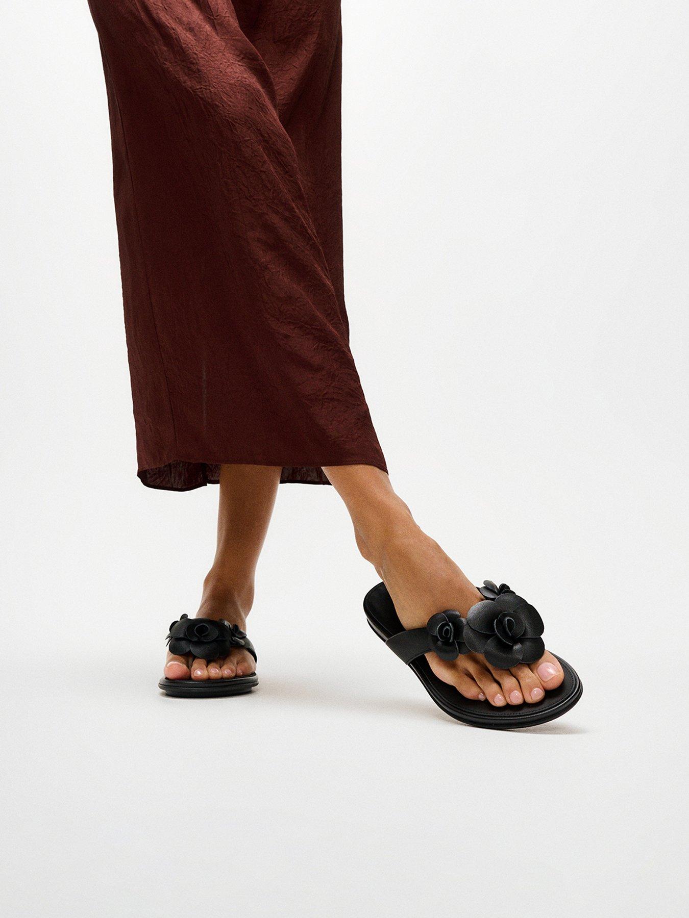 FitFlop Gracie Flower Leather Flip Flops - Black