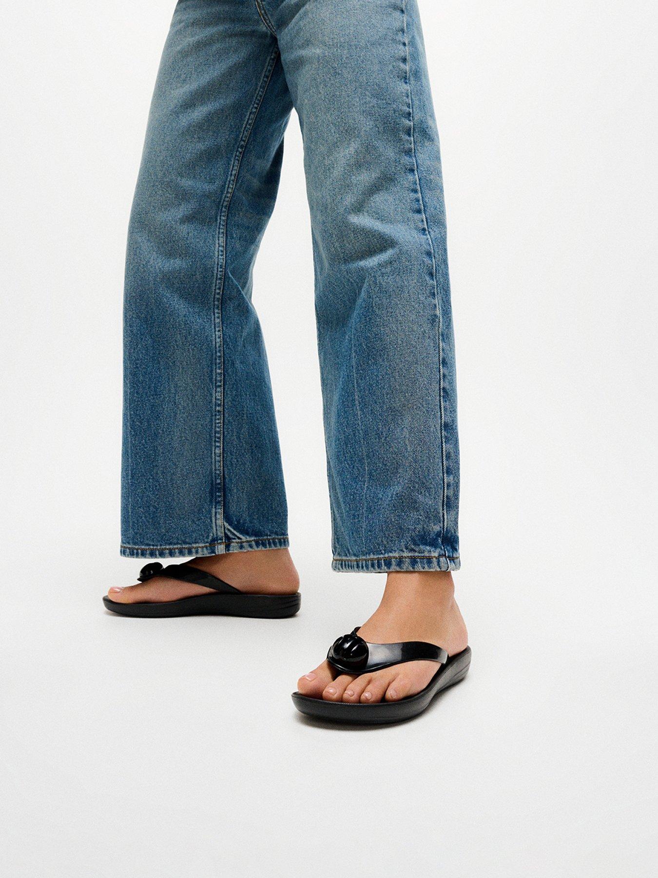 front image of fitflop-iqushion-glossy-button-flip-flops-black