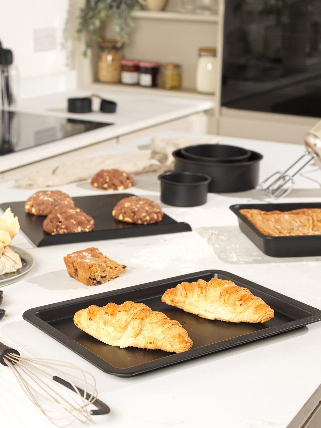  image of salter-bakes-3pc-round-pan-set