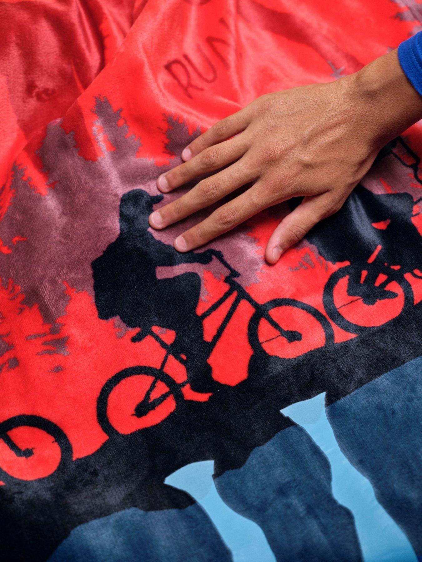 Image 3 of 5 of Dreamland Netflix Stranger Things Heated Throw