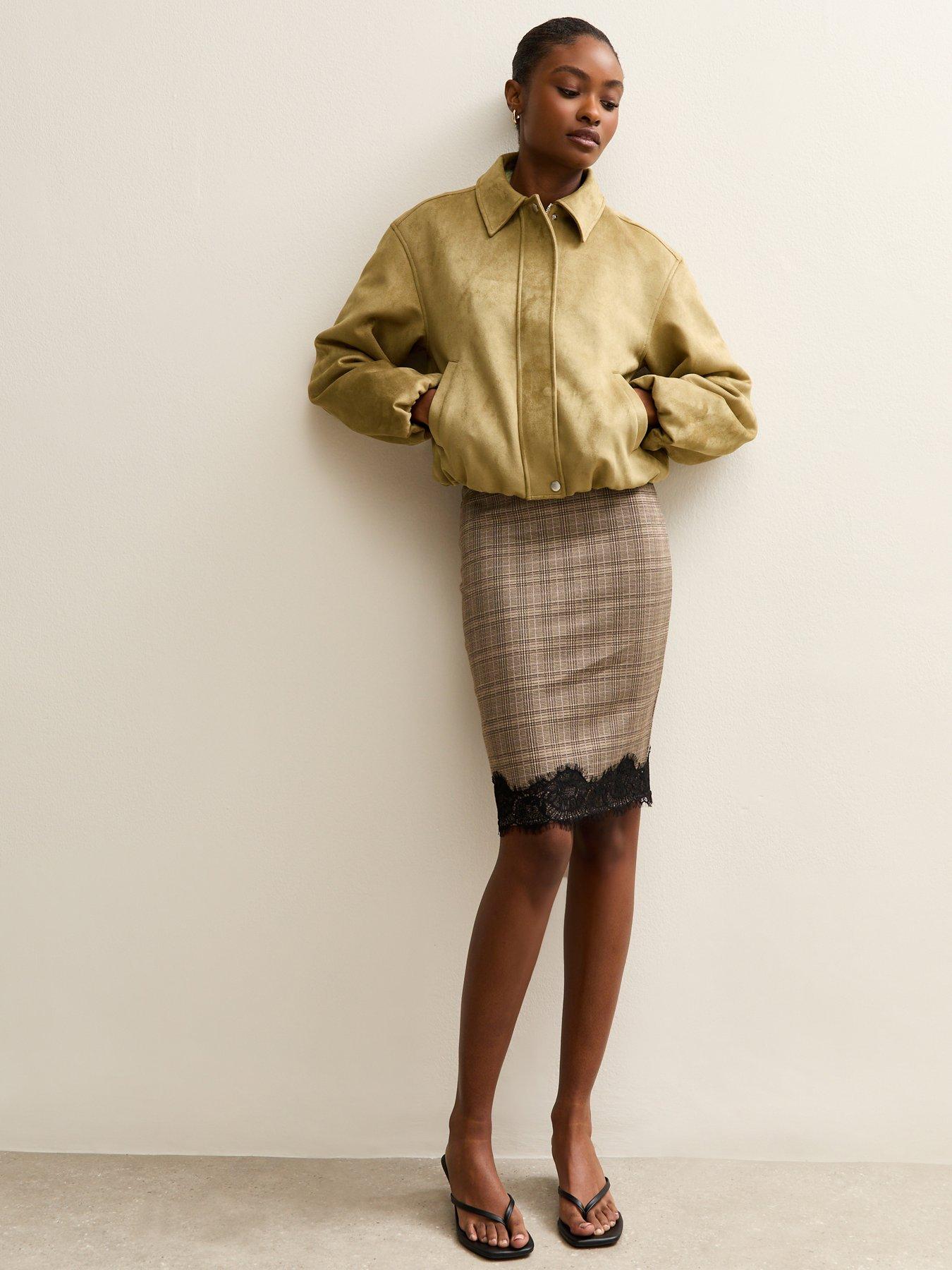 Image 3 of 4 of New Look Faux Suede Bubble Hem - Green