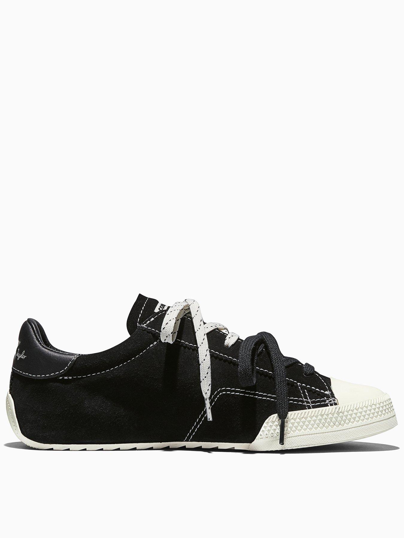 front image of converse-womens-chuck-taylor-lo-trainers-black