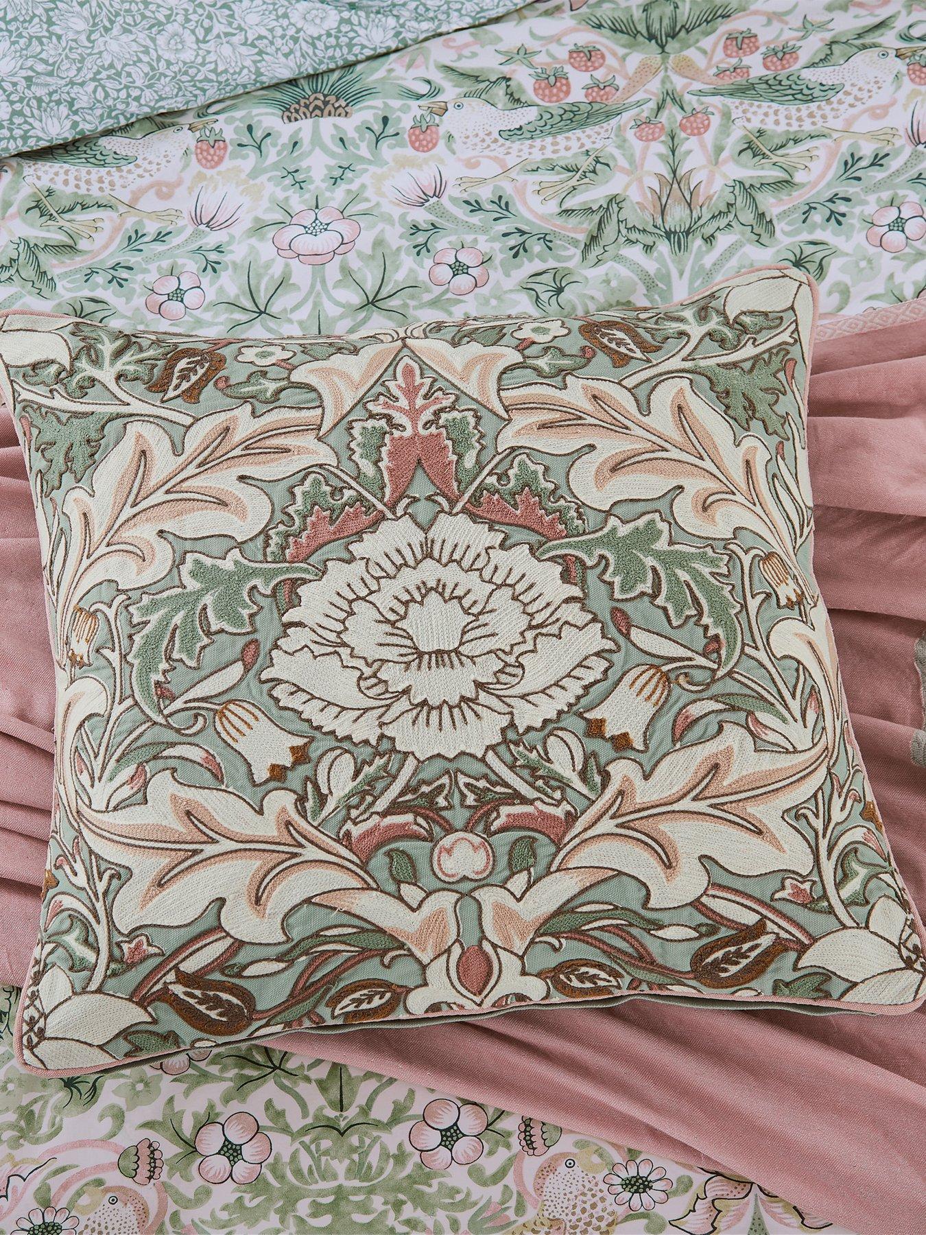 Morris & Co Strawberry Thief - Severne Cushion 50X50Cm Cochineal Pink